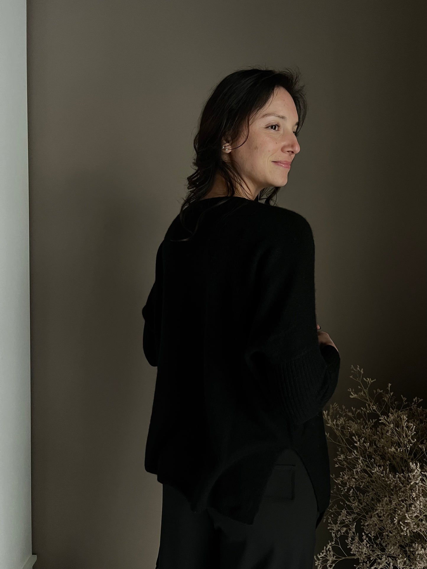 Maglia in cashmere over 100% cashemire maniche aderenti nera