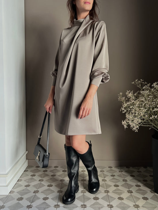 Abito in satin con collo drappeggiato