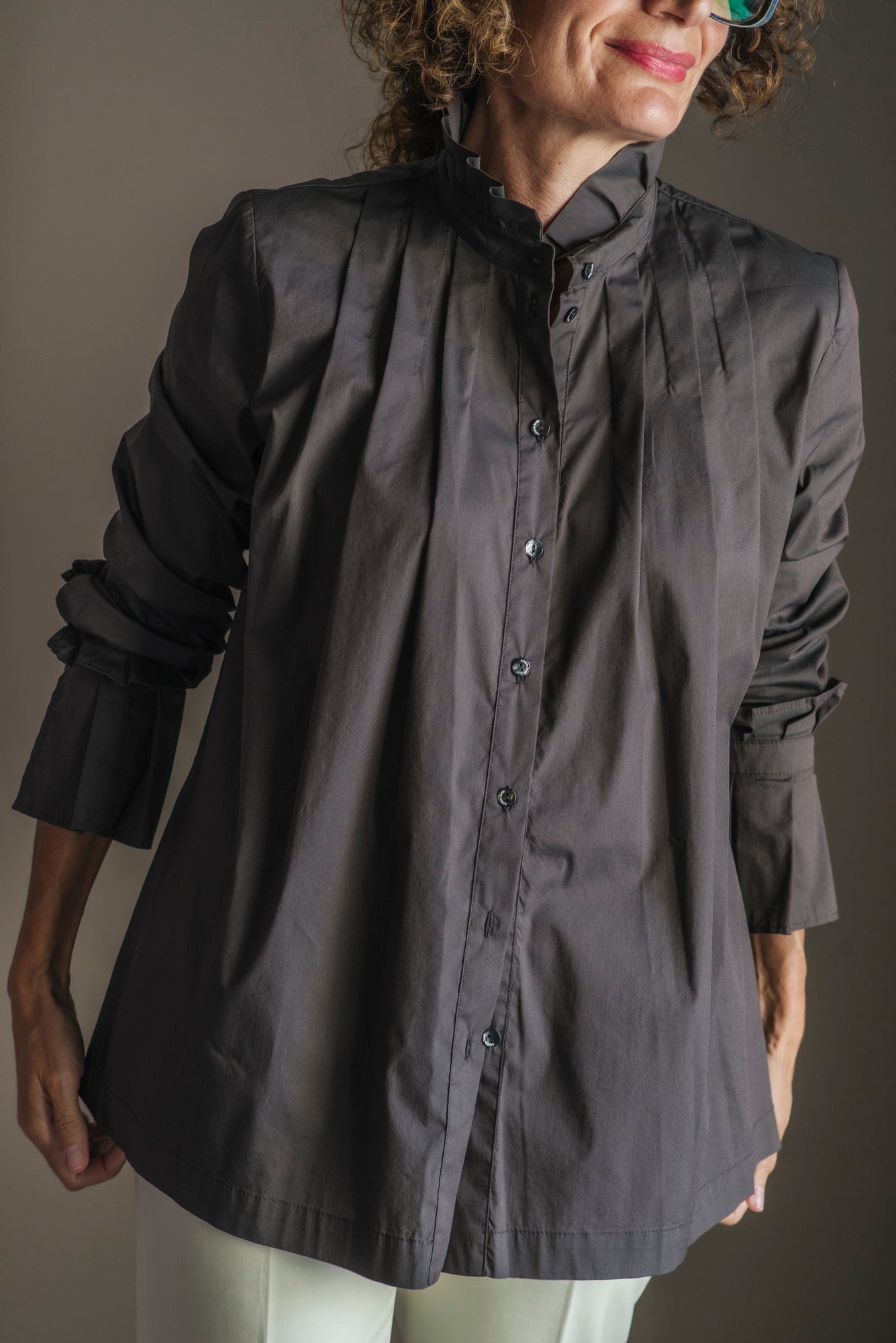 Camicia svasata in cotone liscio con dettagli plisse’