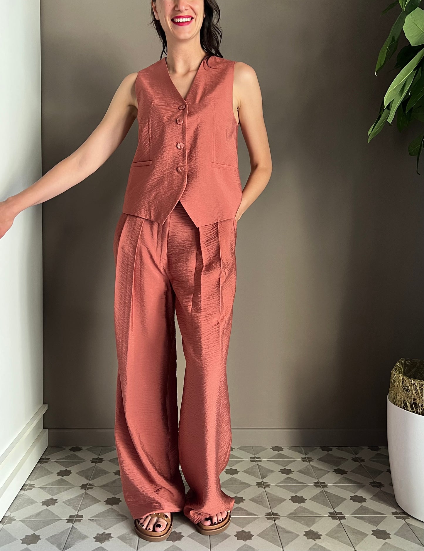 Pantalone in viscosa con pinces peperoncino
