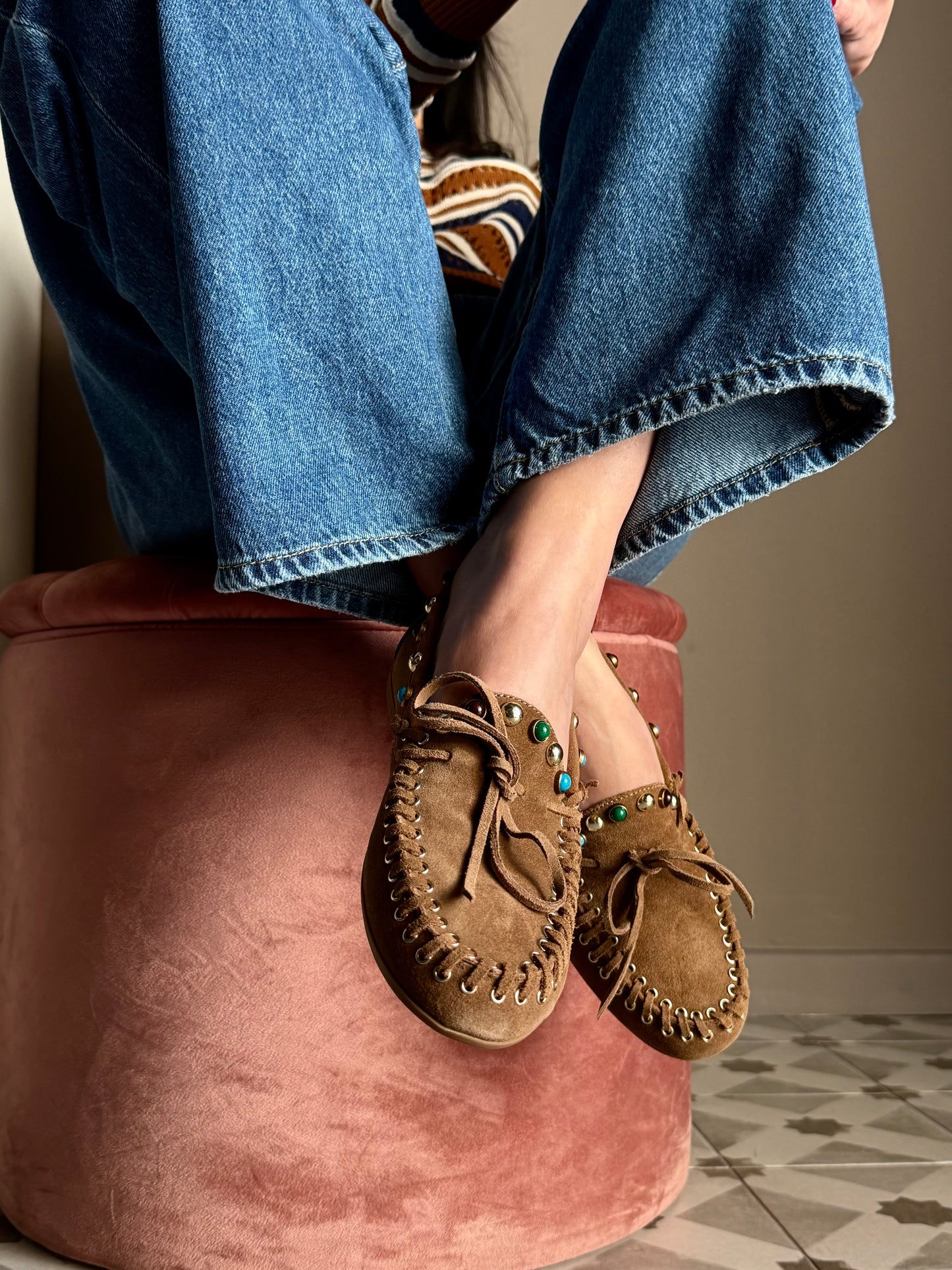Mocassino in suede con borchiette