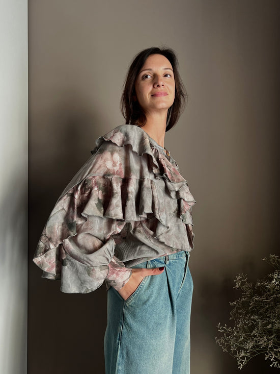 Camicia in fantasia con volant e maniche a sbuffo