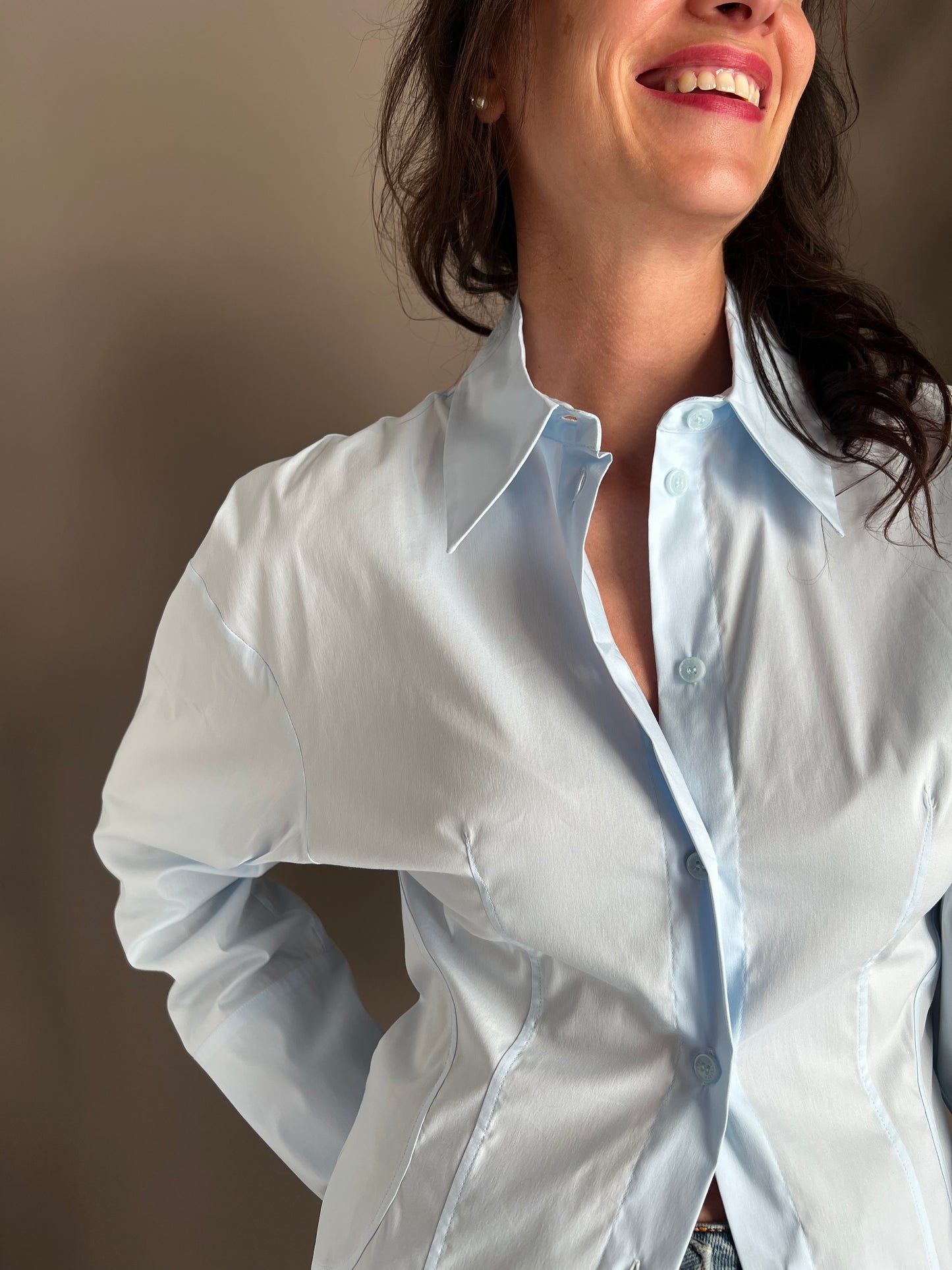 Camicia in cotone con spalla scesa Azzurra