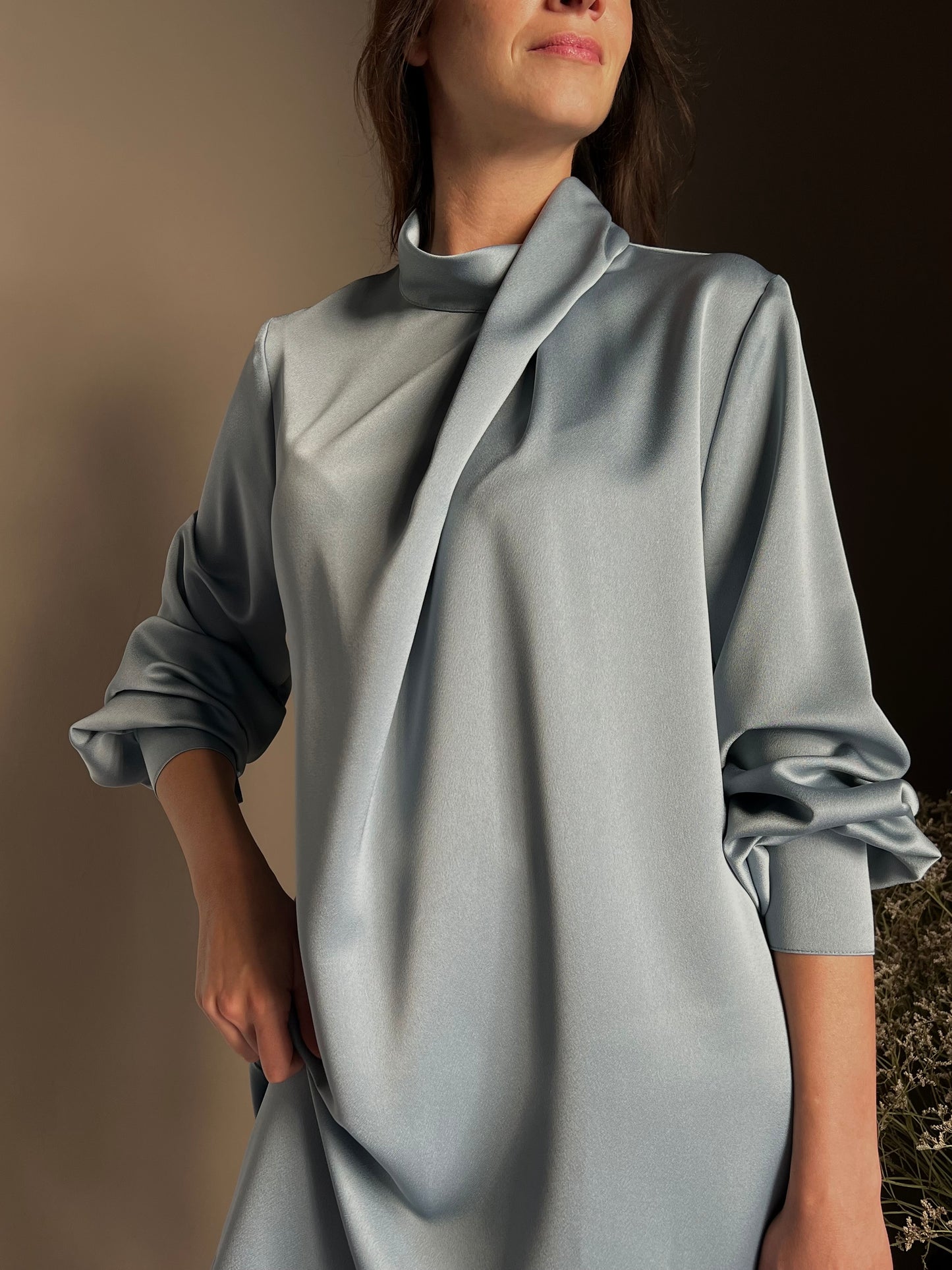 Abito in satin con collo drappeggiato light blu