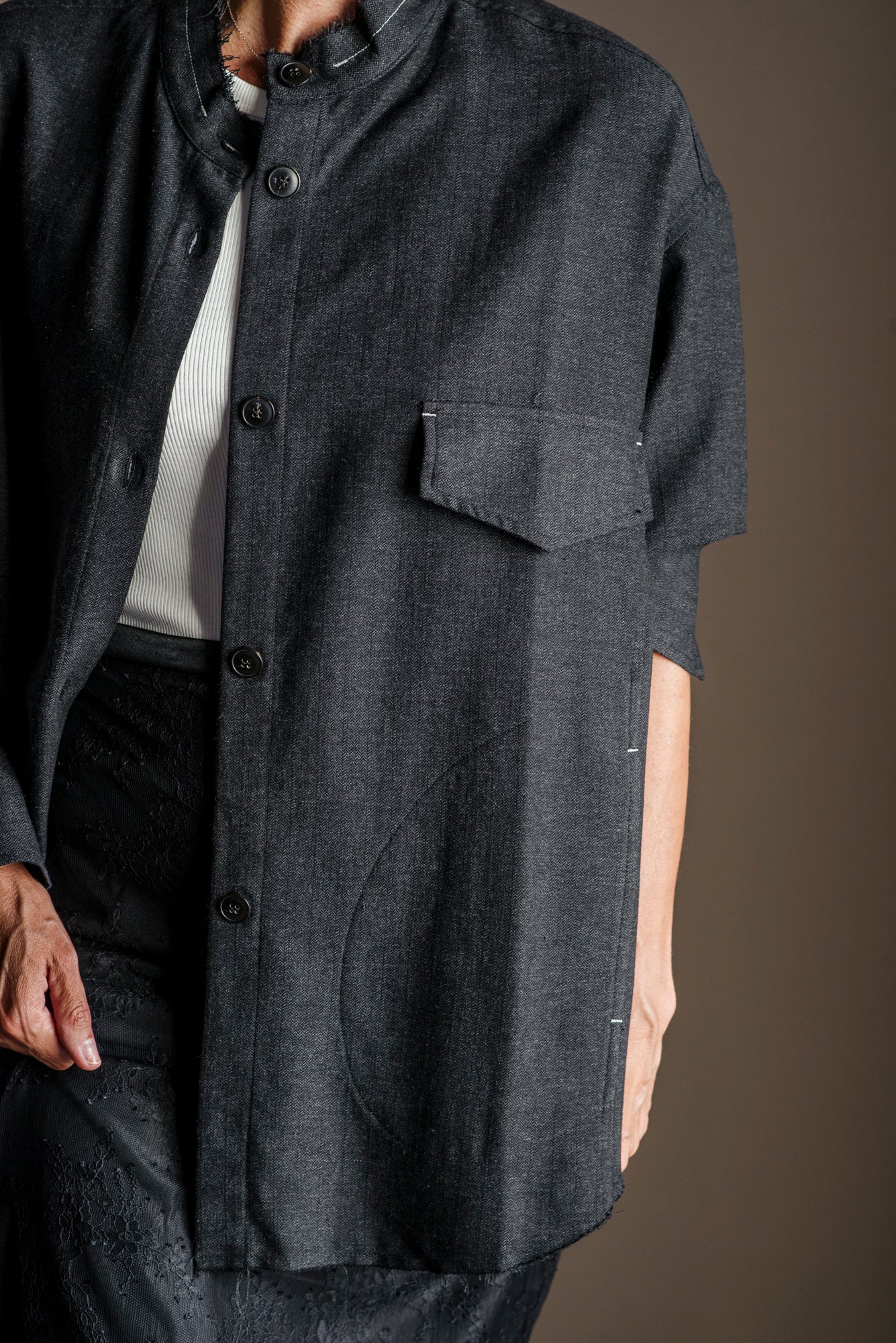 Camicia coreana con dettagli taglio vivo