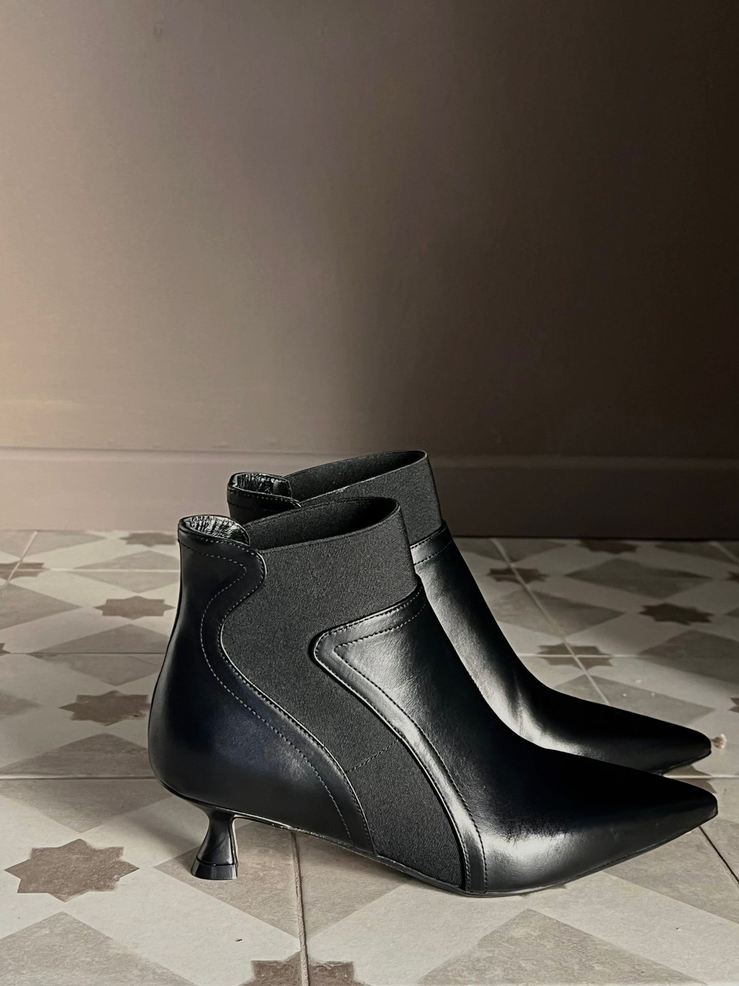 Stivaletto in pelle Anna F con elastico alla caviglia