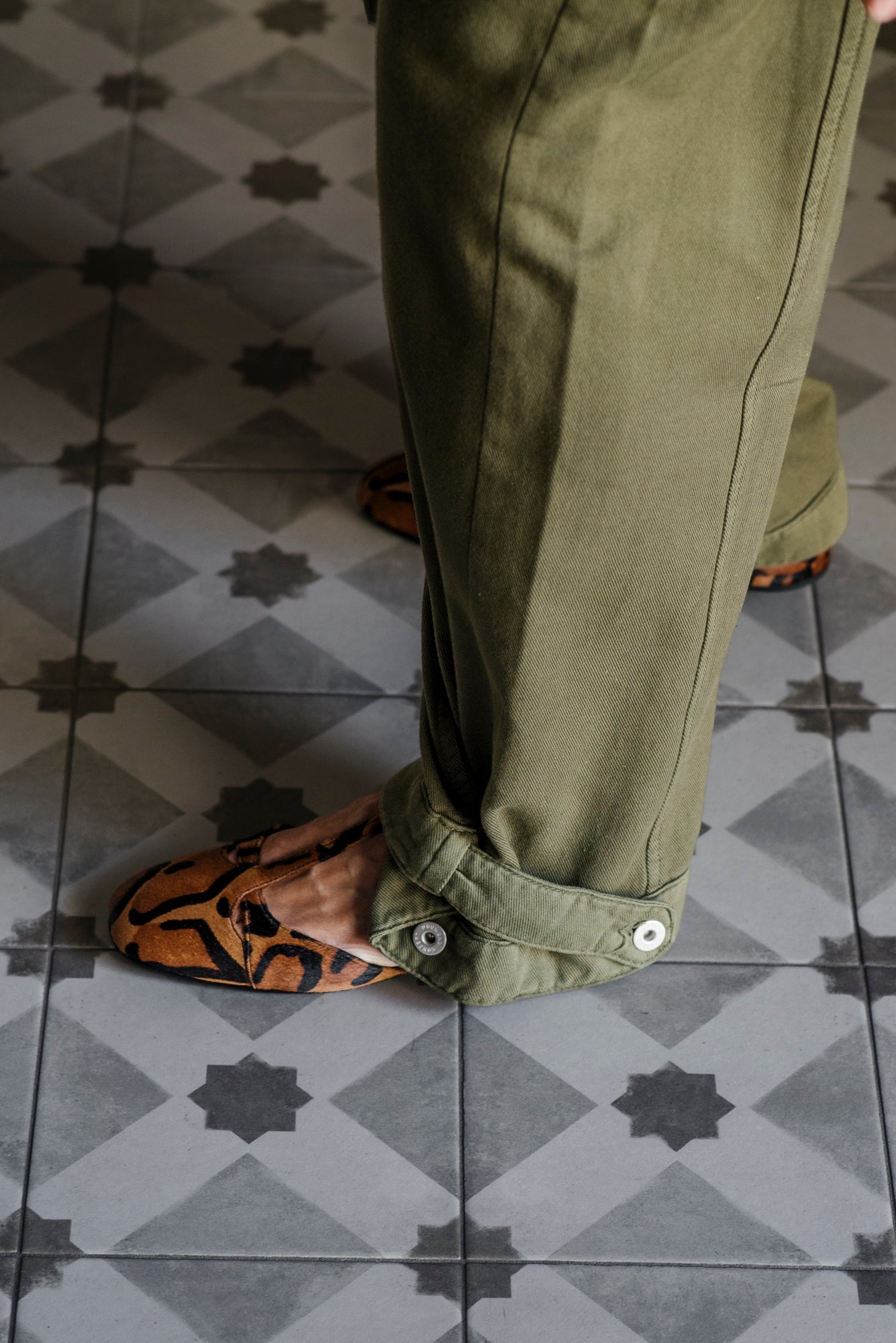 Pantalone utilitarian in cotone verde militare