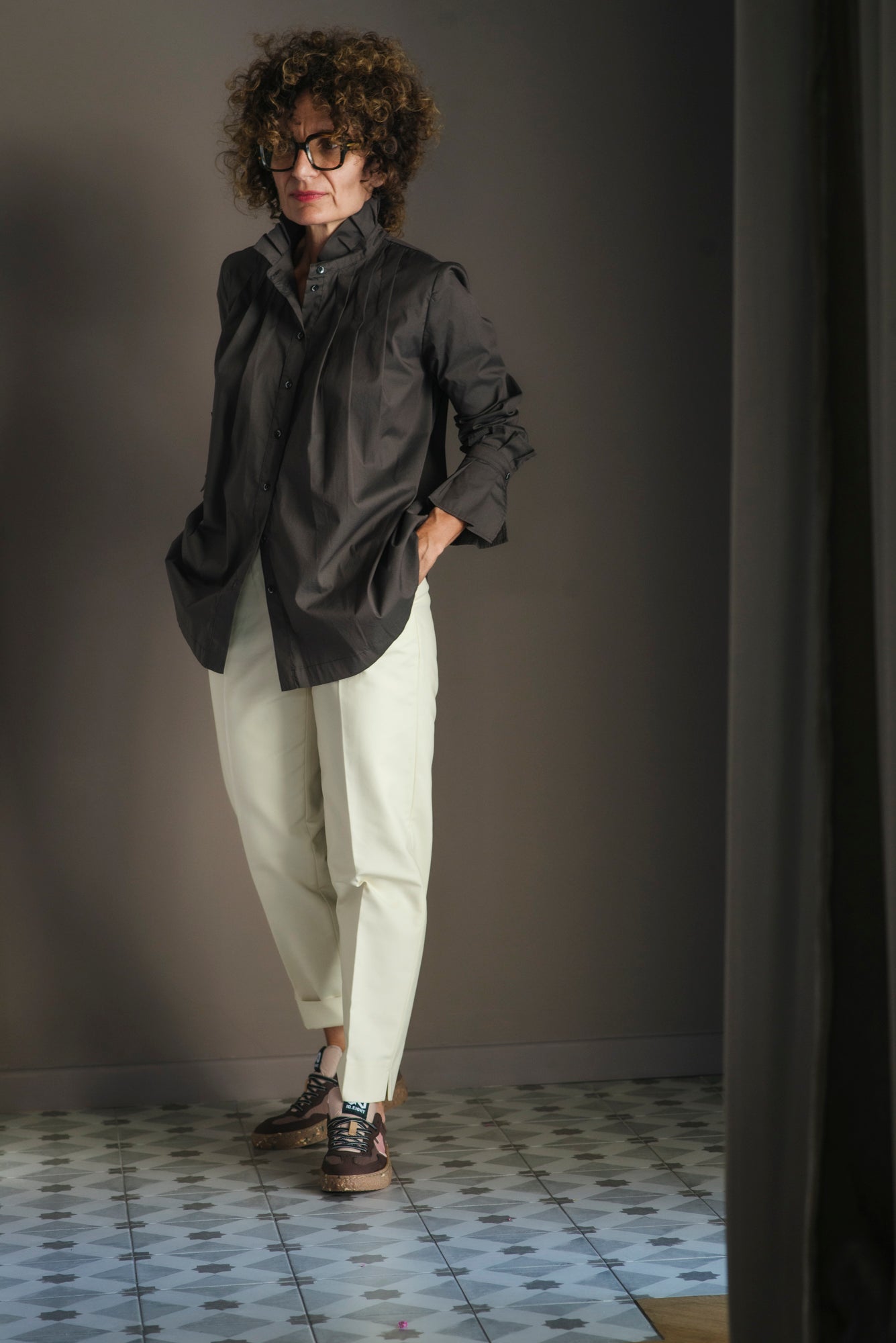 Camicia svasata in cotone liscio con dettagli plisse’