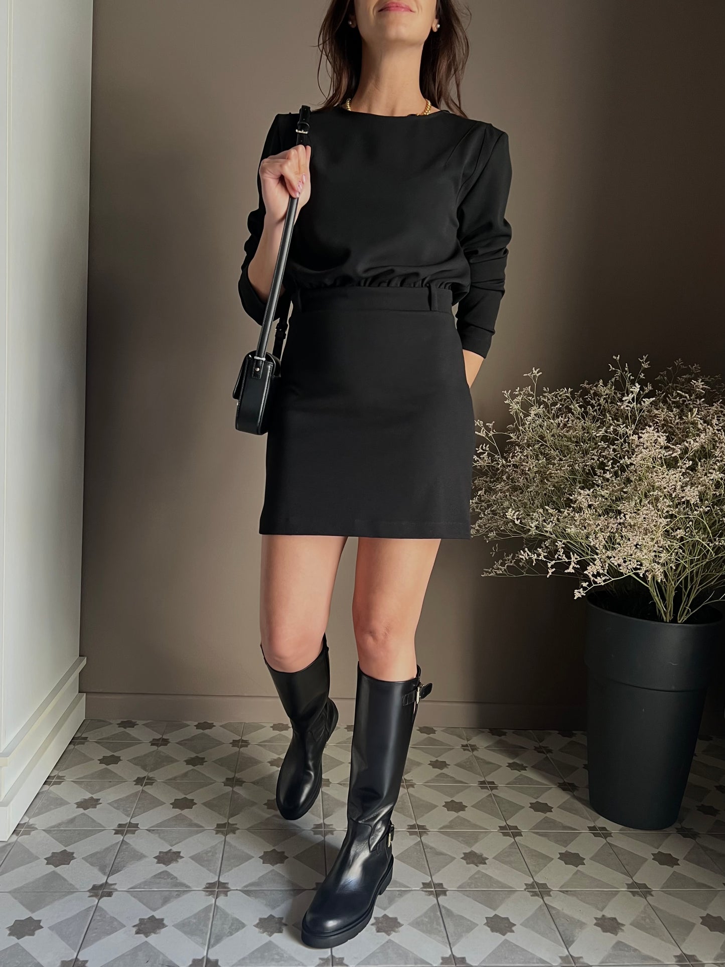 Mini abito nero con manica lunga