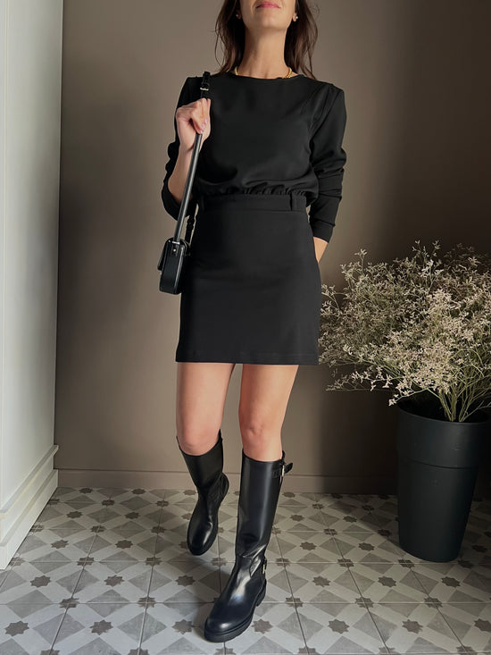 Mini abito nero con manica lunga