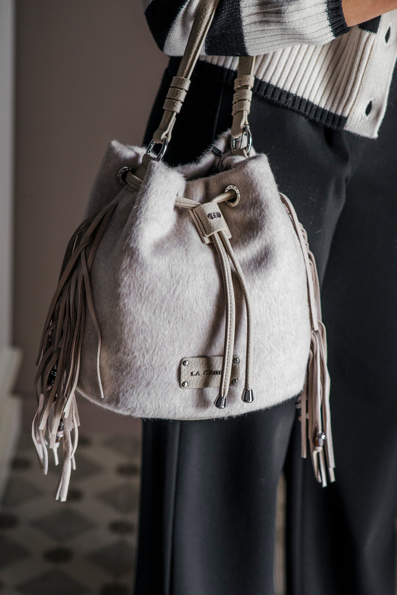 Borsa a Secchiello in Lana con Frange – La Carrie