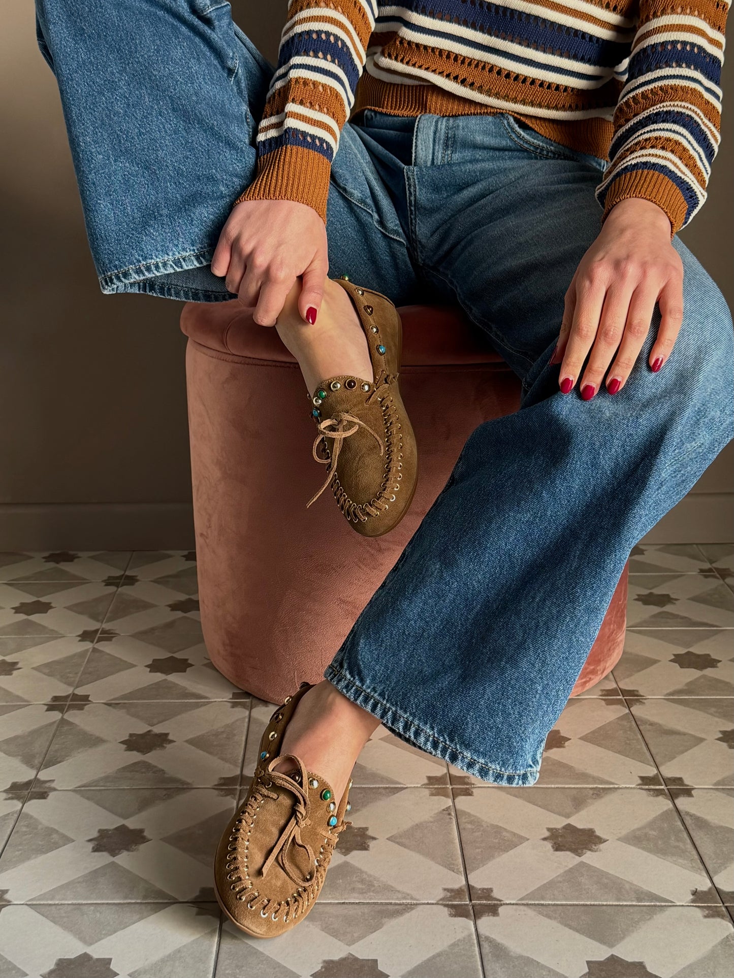 Mocassino in suede con borchiette