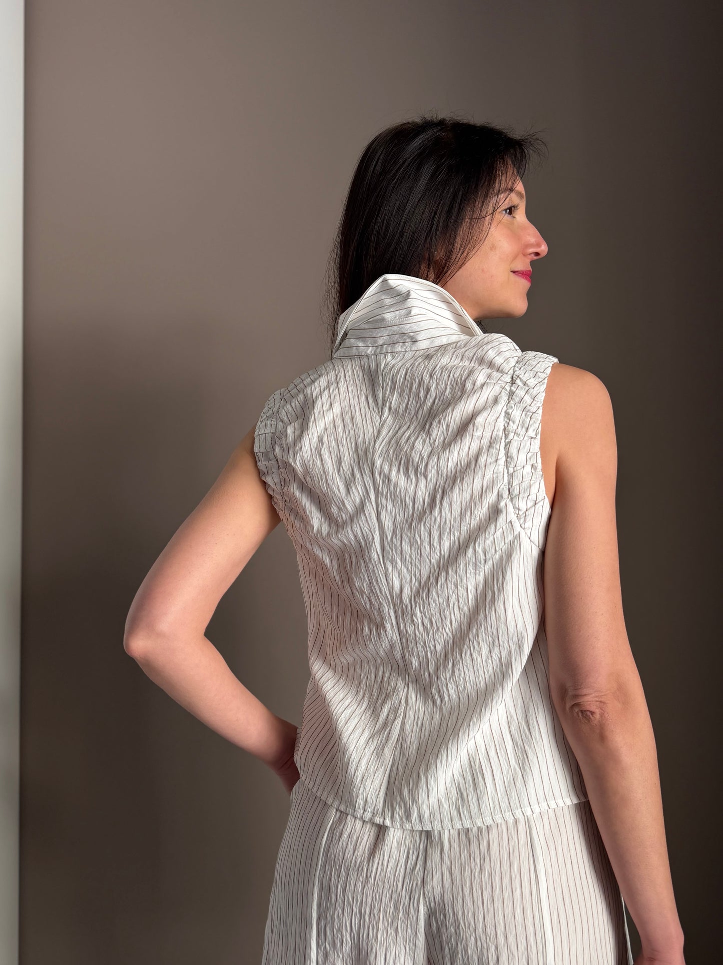 Camicia smanicata in viscosa gessata