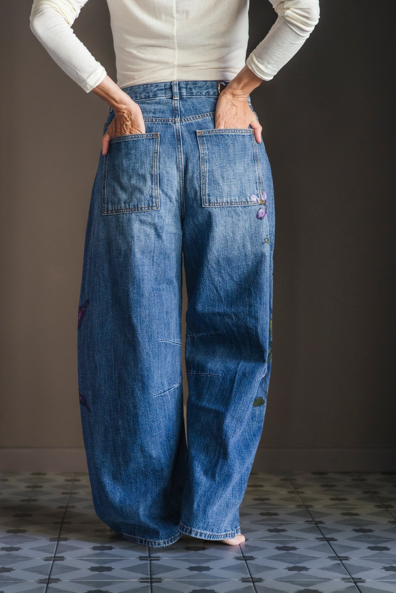 Pantalone denim dipinto a mano