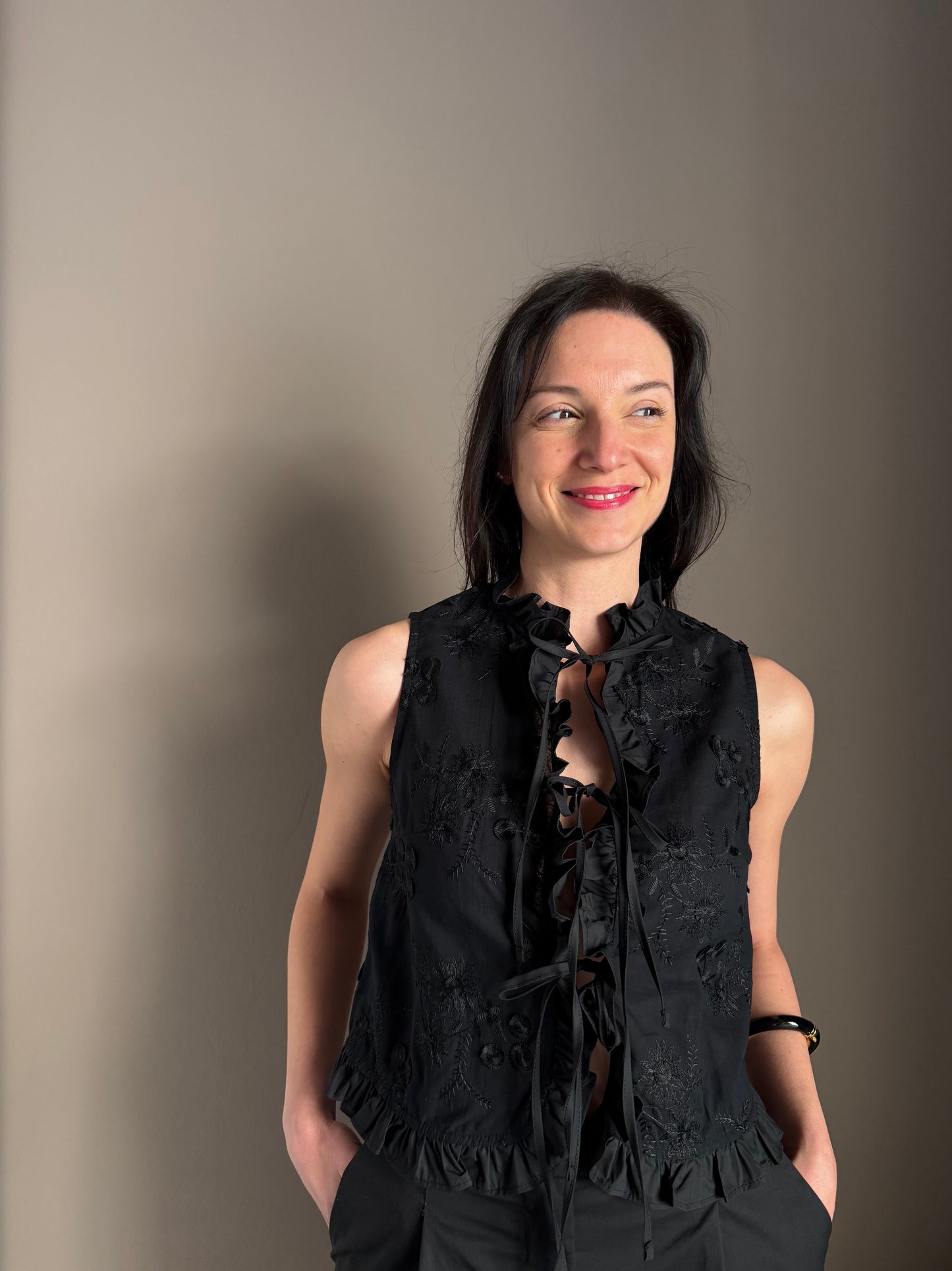 Camicia ricamata con rouches nera
