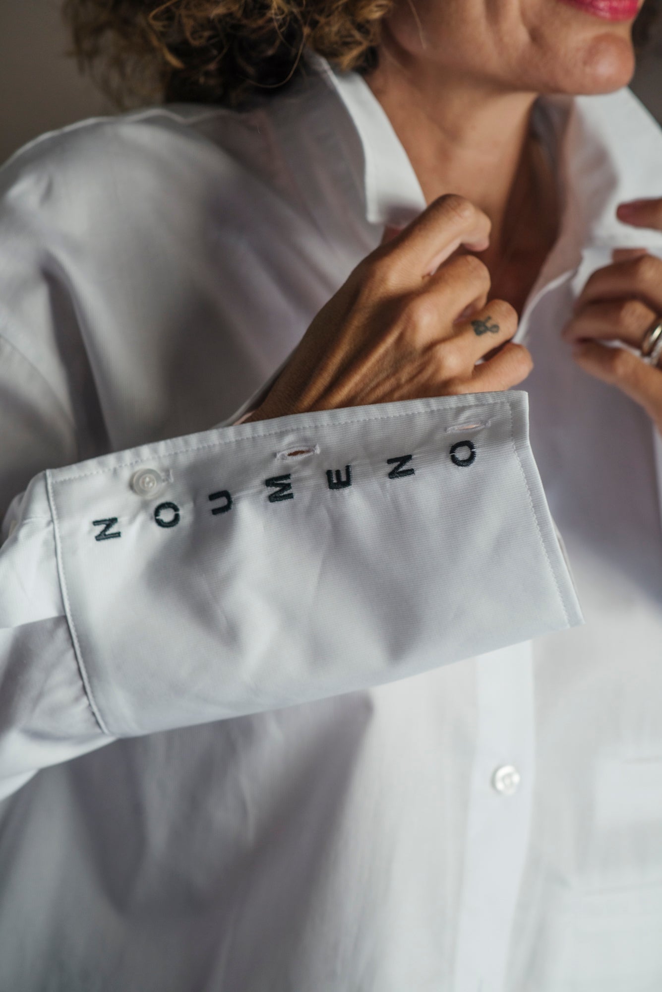 Camicia over in piquet con logo manica