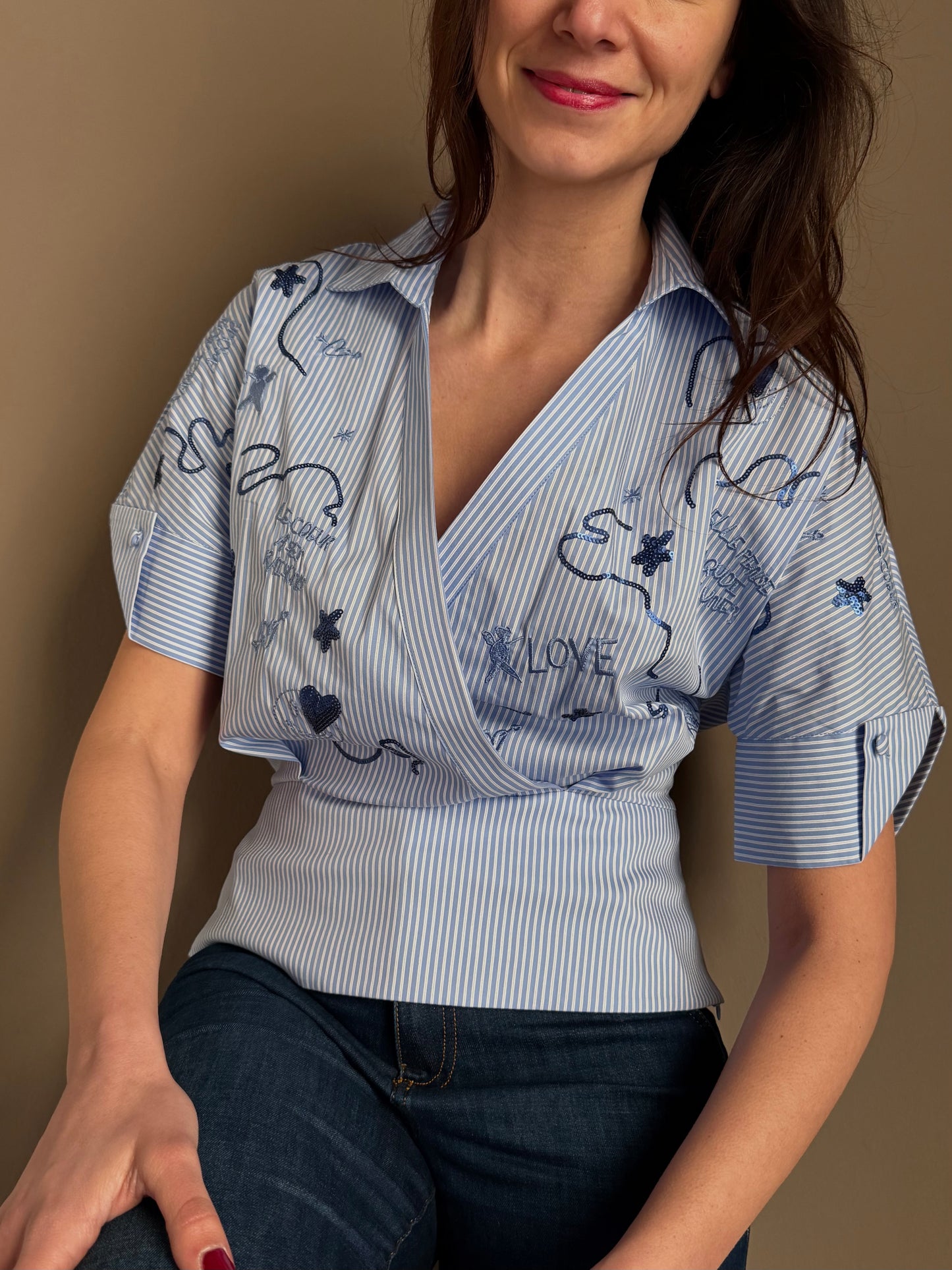 Camicia a righe con ricami preziosi