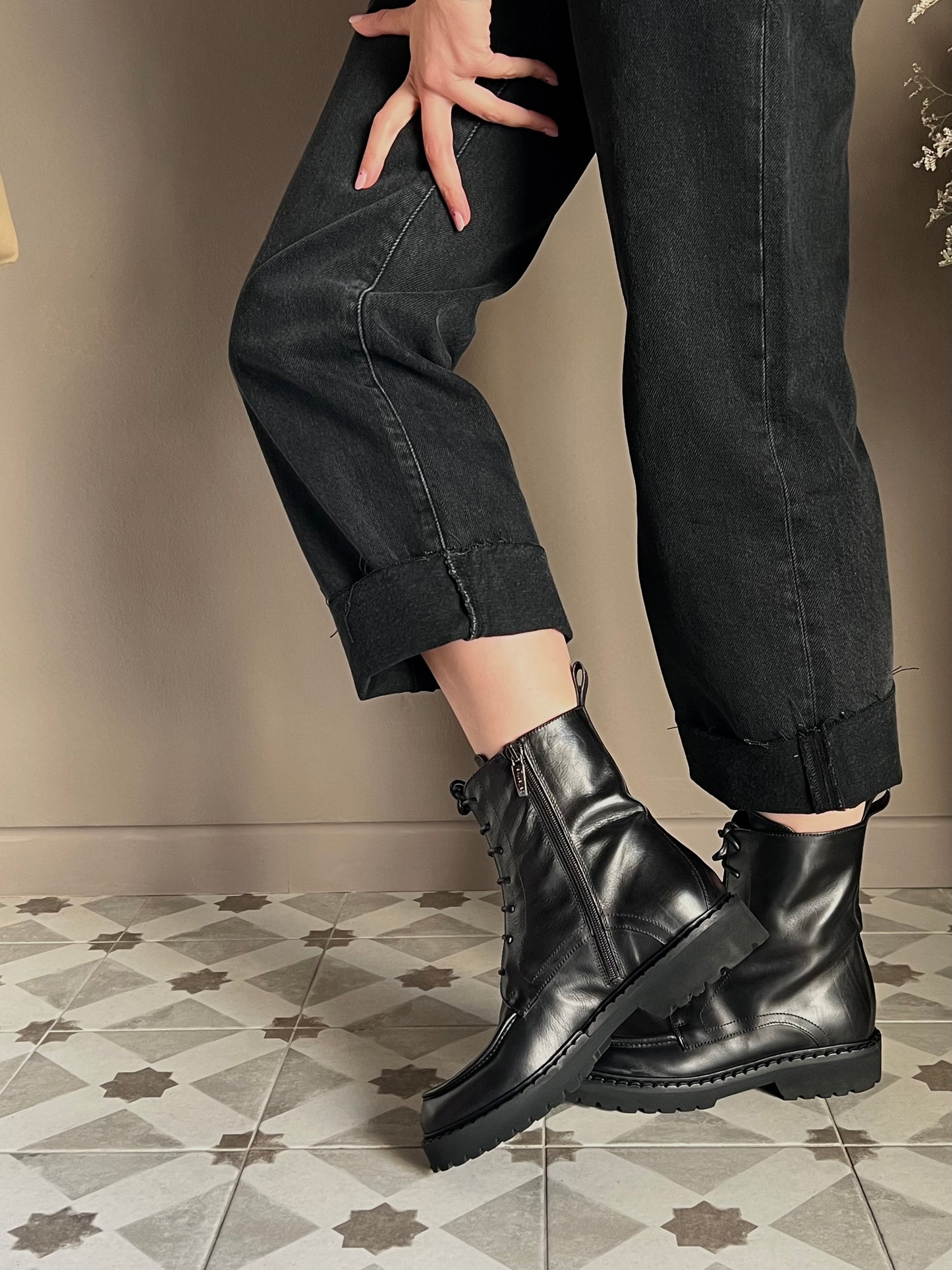 Stivaletto combat in pelle con suola carrarmato