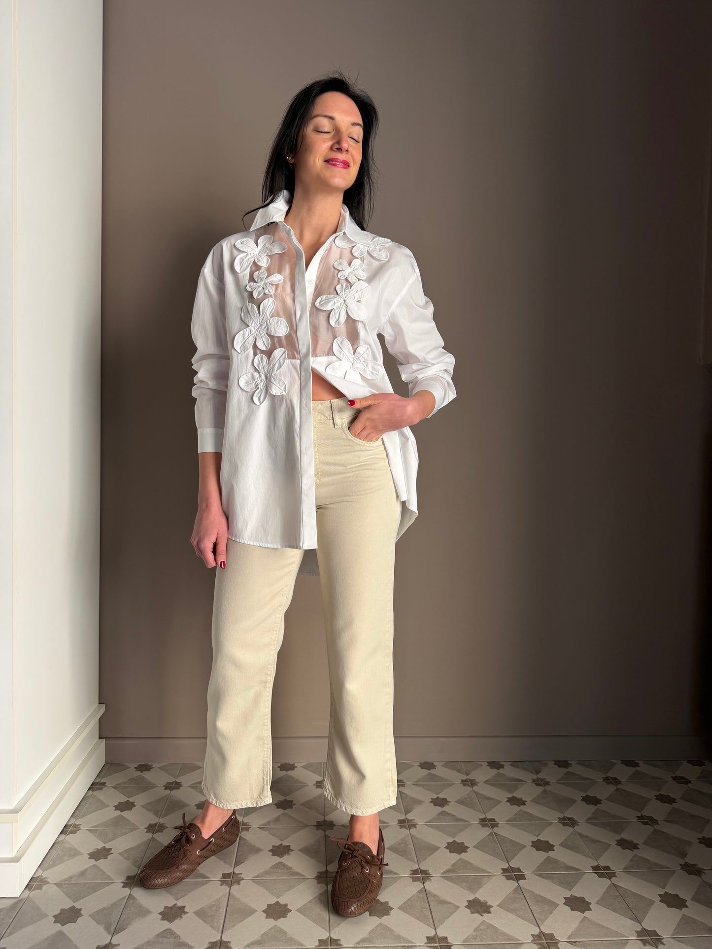 Camicia in cotone con intarsi floreali