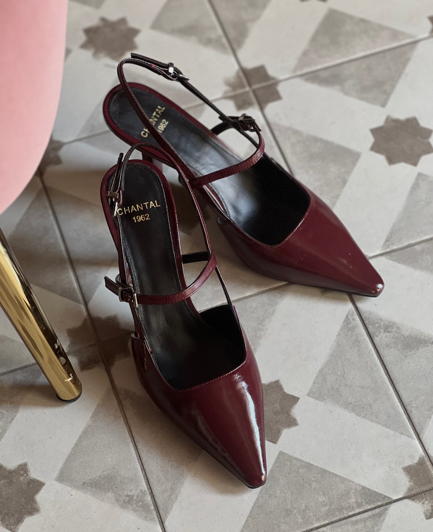 Slingback in vernice con tacco sottile