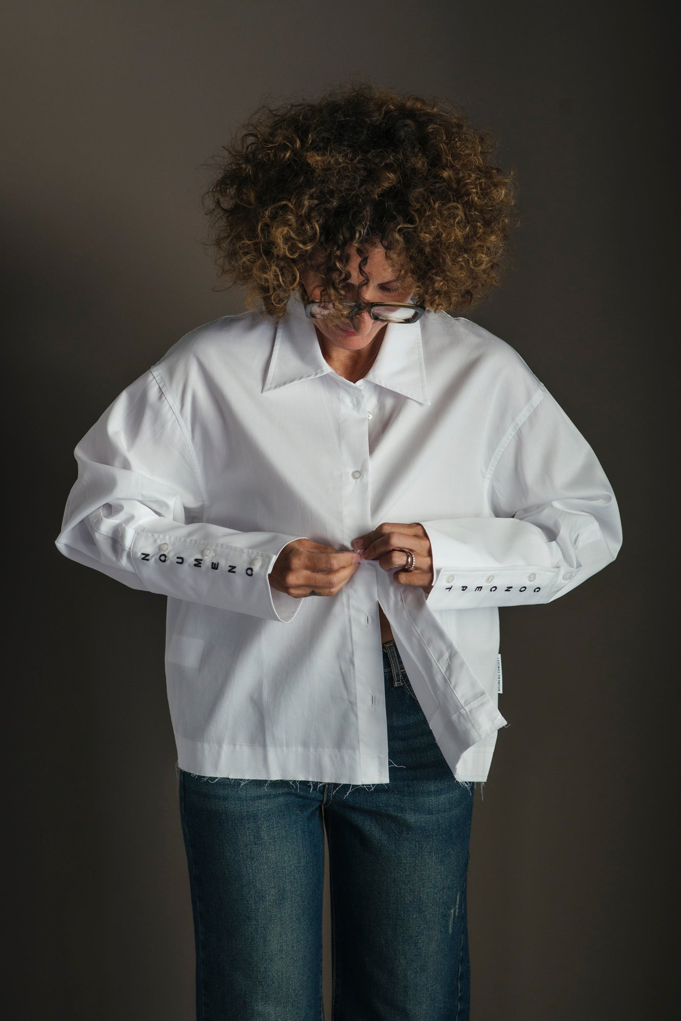 Camicia over in piquet con logo manica