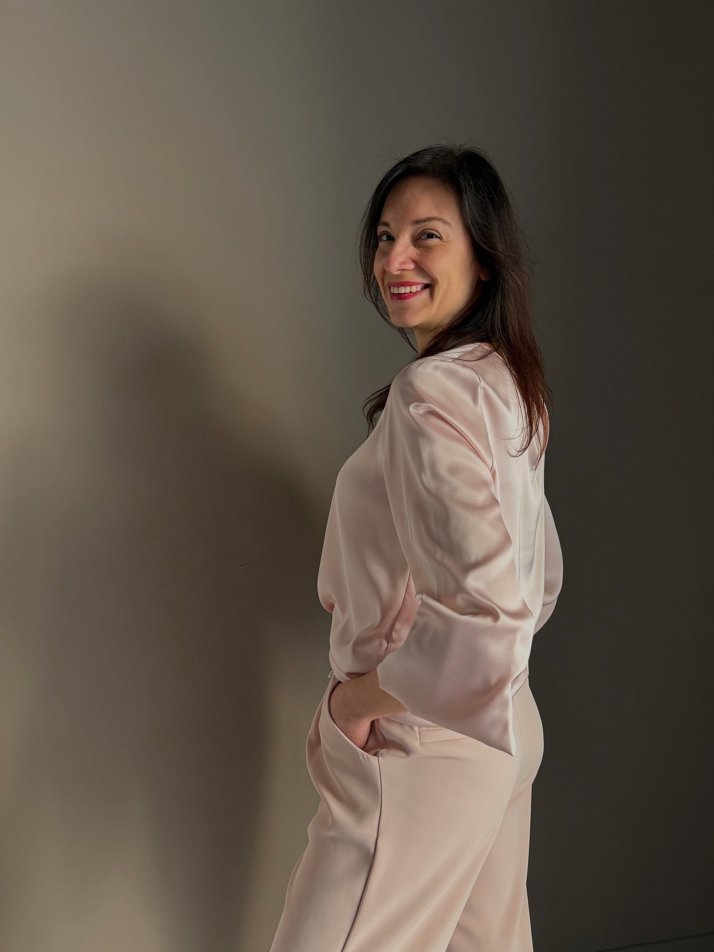 Blusa in satin cipria