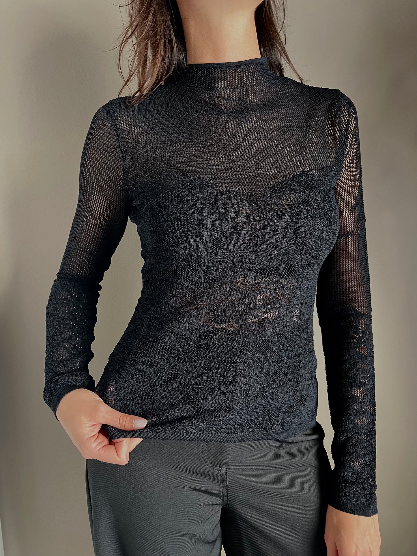 Maglia dolcevita a taglio vivo effetto pizzo