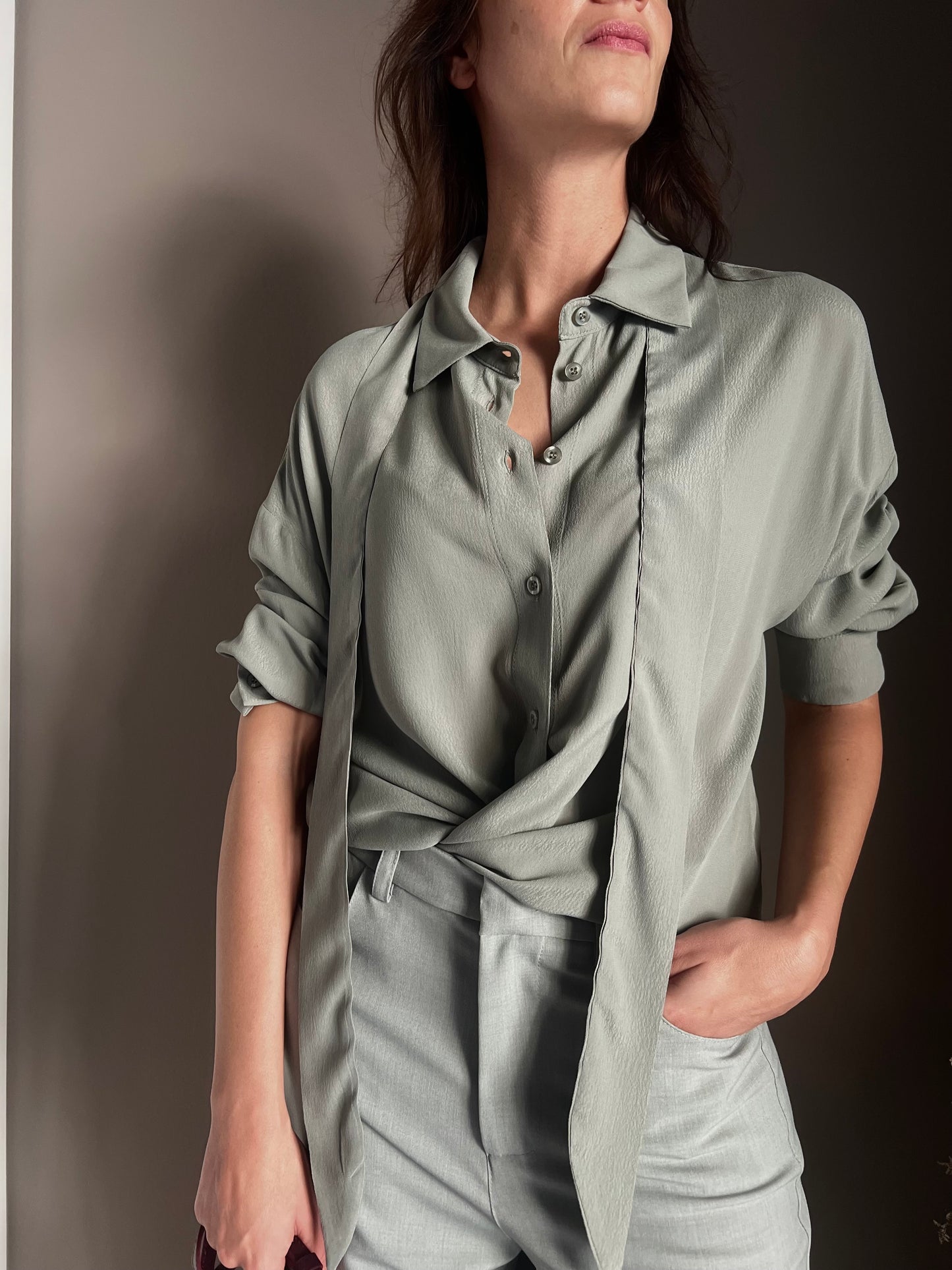 Camicia fluida in viscosa con cravattino staccabile