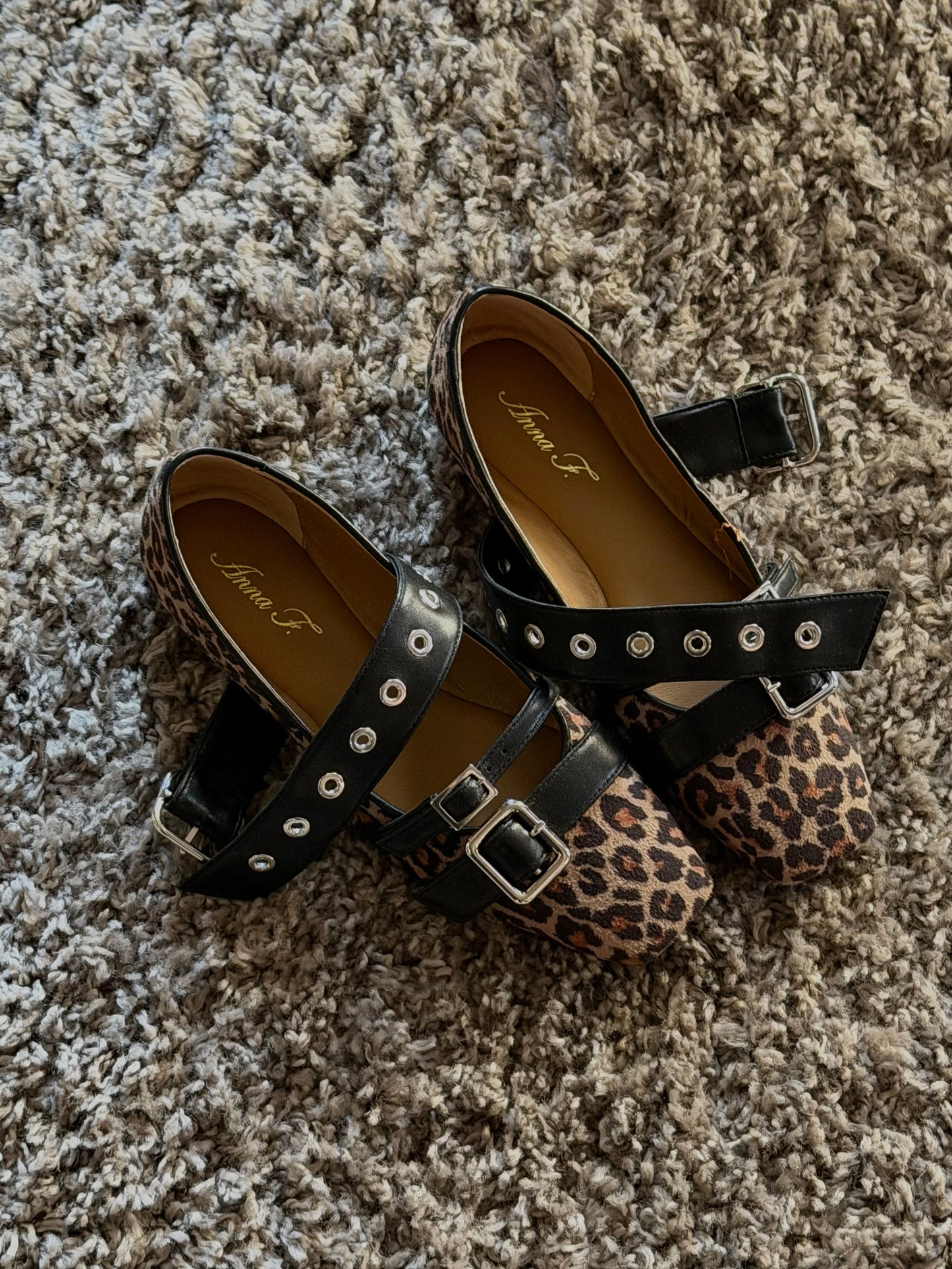 Mary Jane in camoscio maculato con fibbie a contrasto