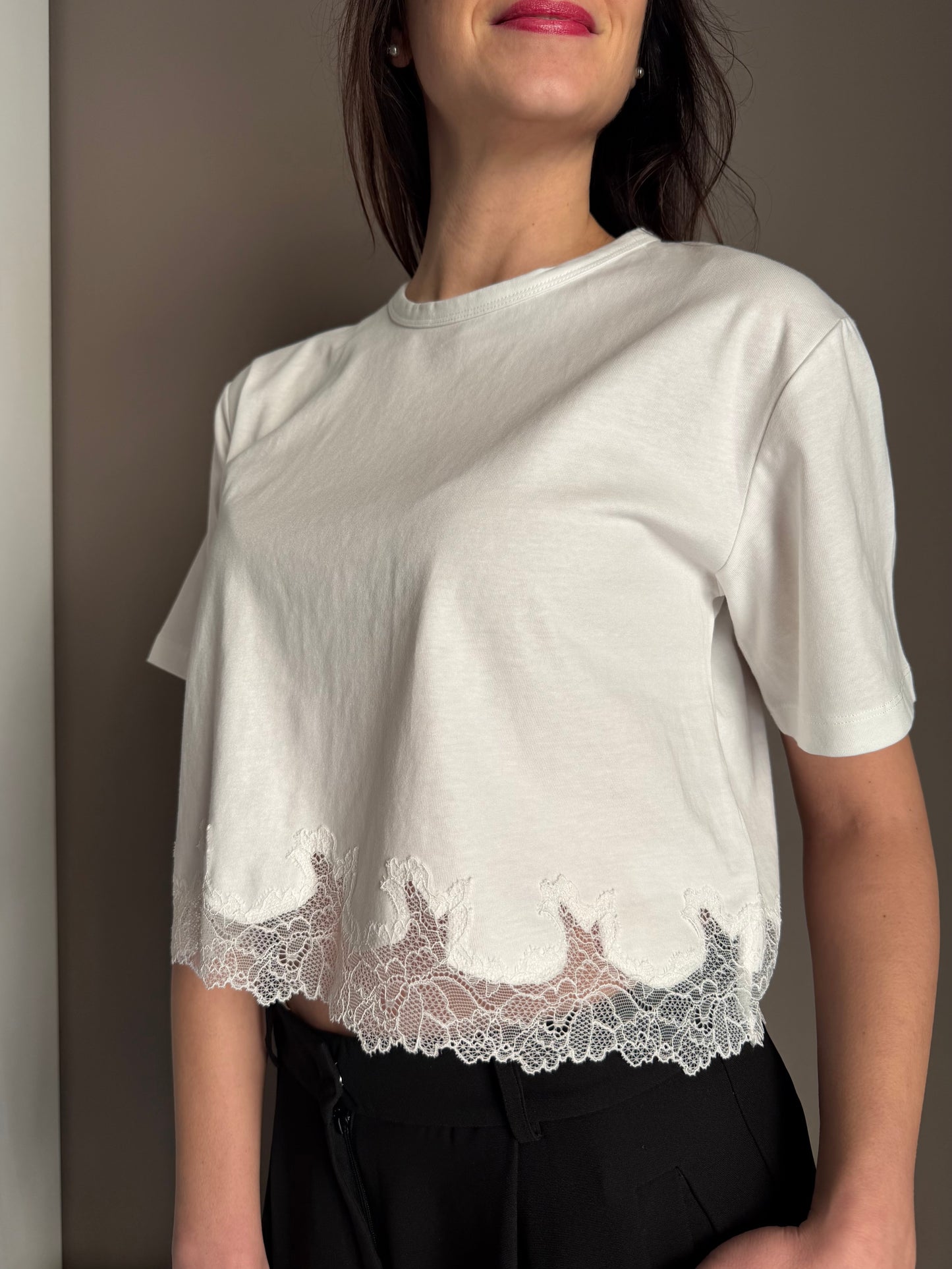 T-shirt cropped con inserto in pizzo