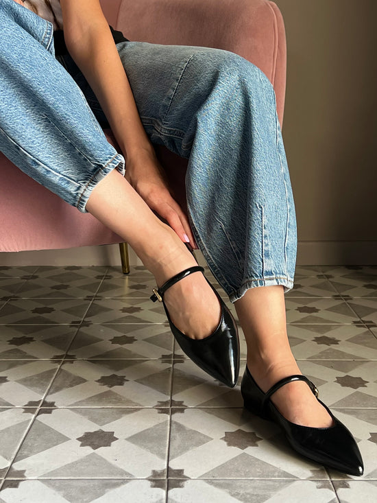 Scarpa con cinturino in pelle e fibbia oro