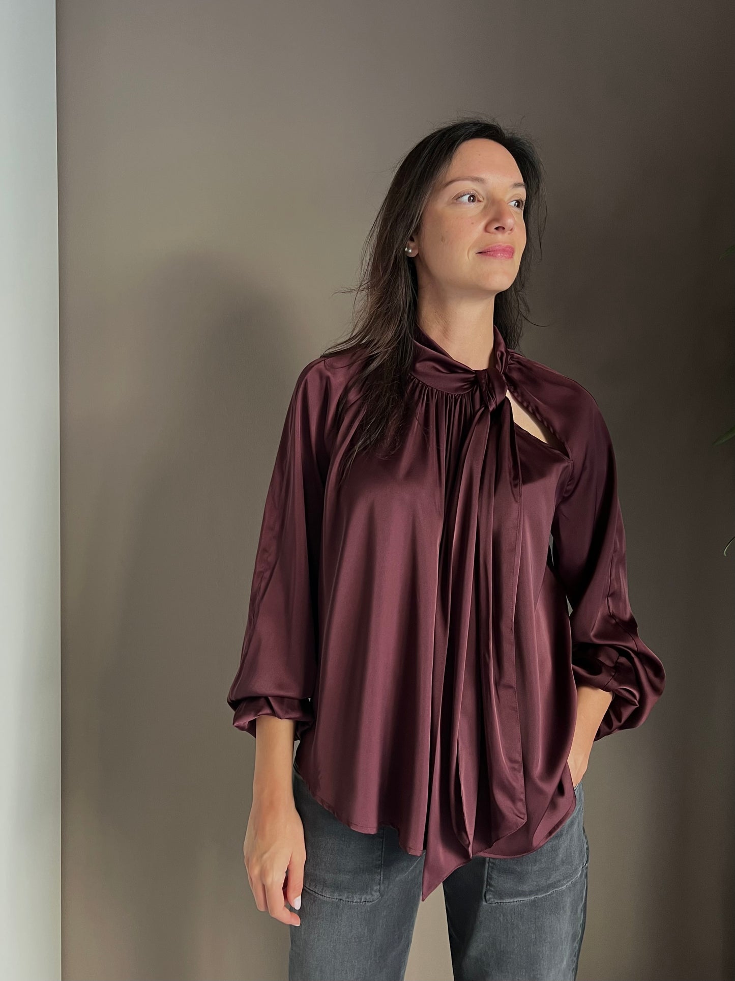 Camicia in satin con taglio cout-out sulla spalla