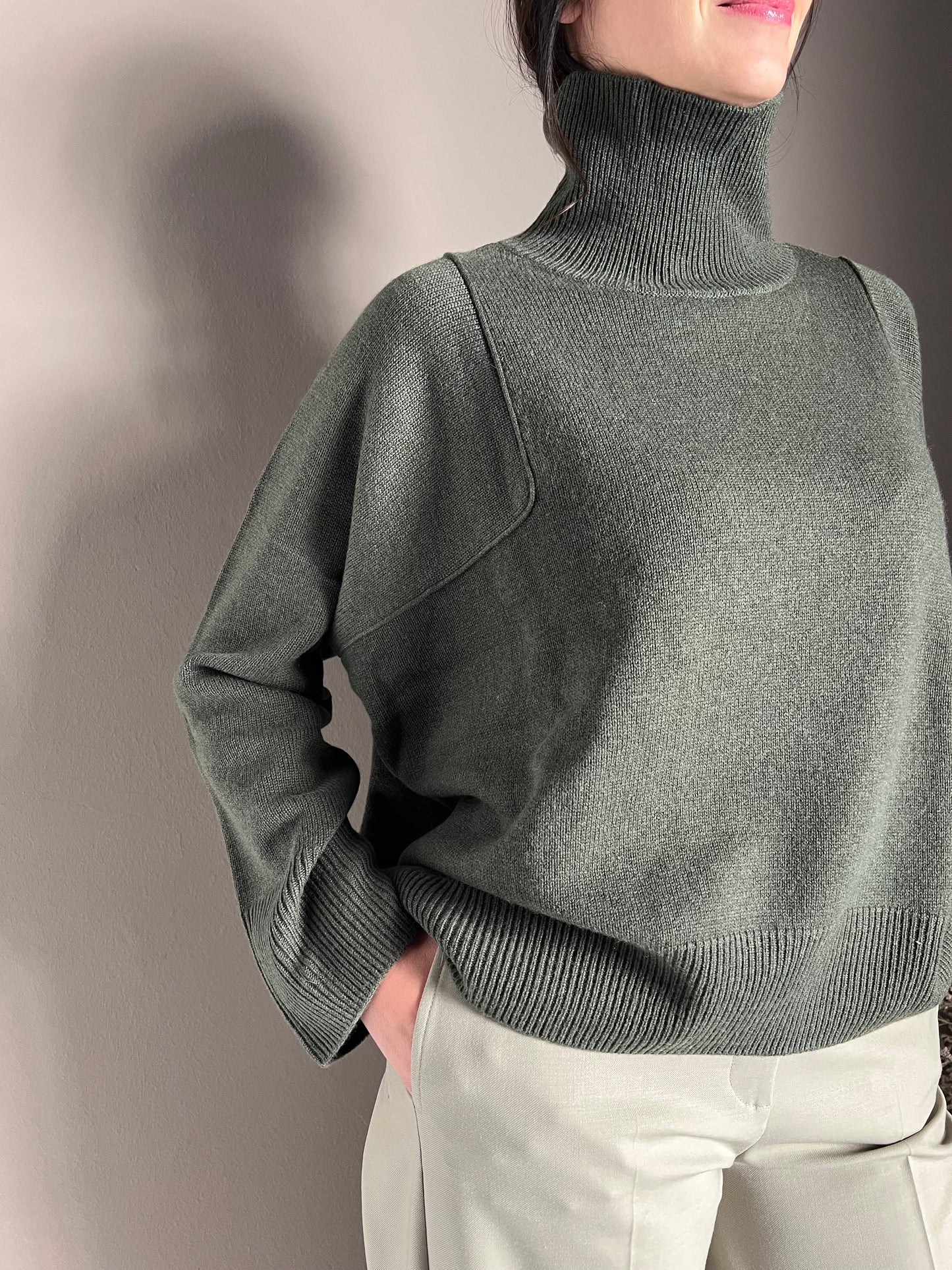 Maglia collo alto in lana e Cashemire Verde salvia