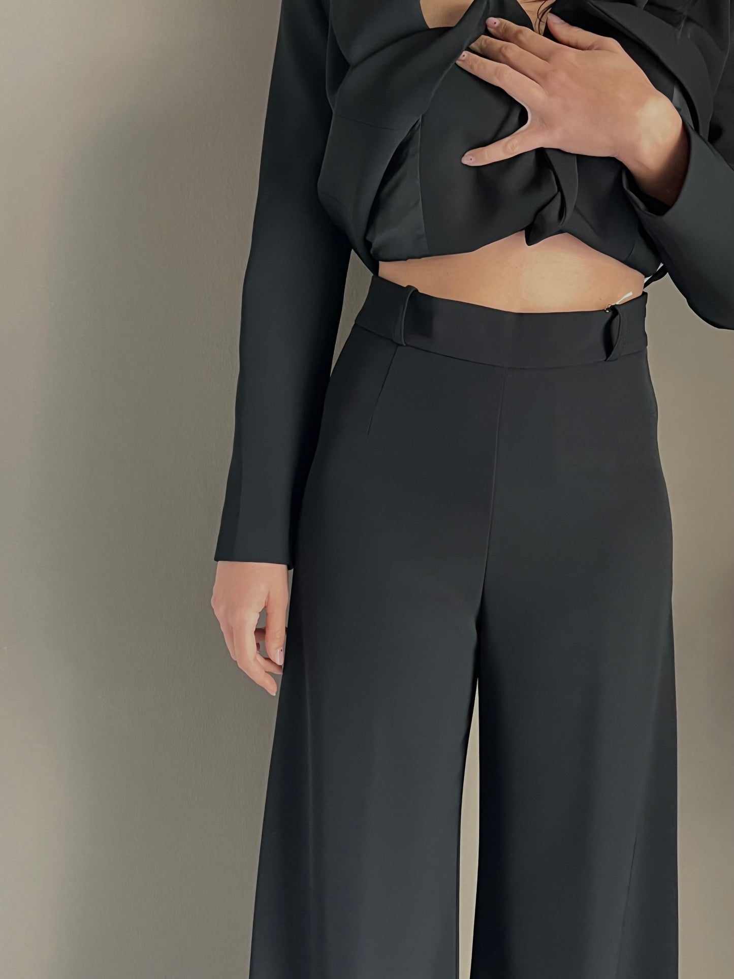 Pantalone nero in crepe vita alta