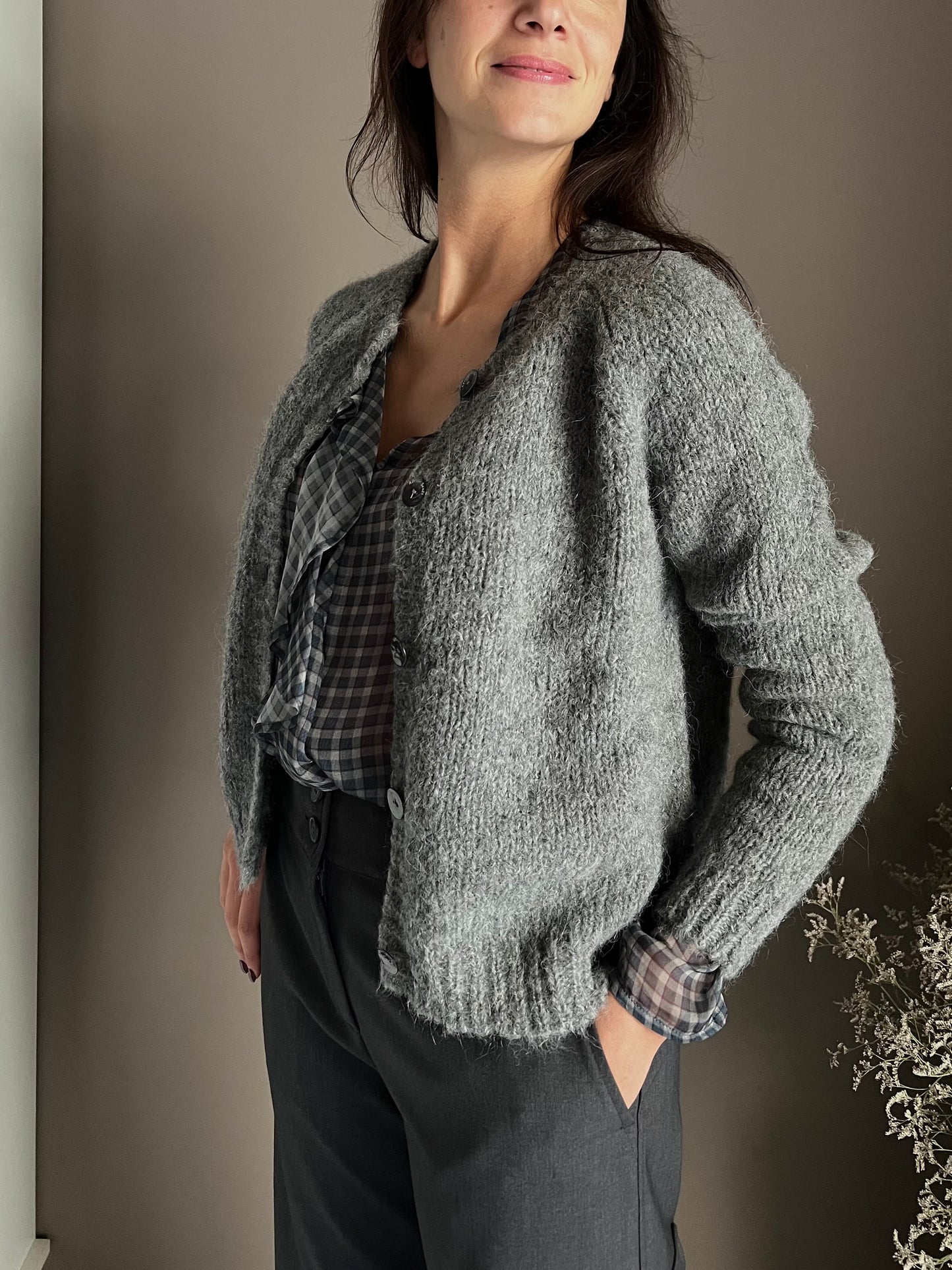Cardigan grigio con ricamo