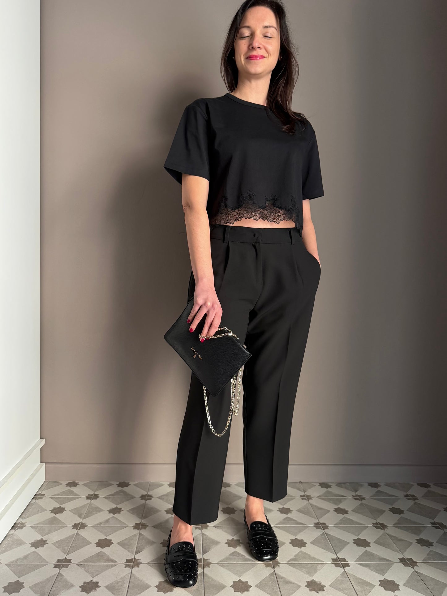 T-shirt cropped con inserto in pizzo