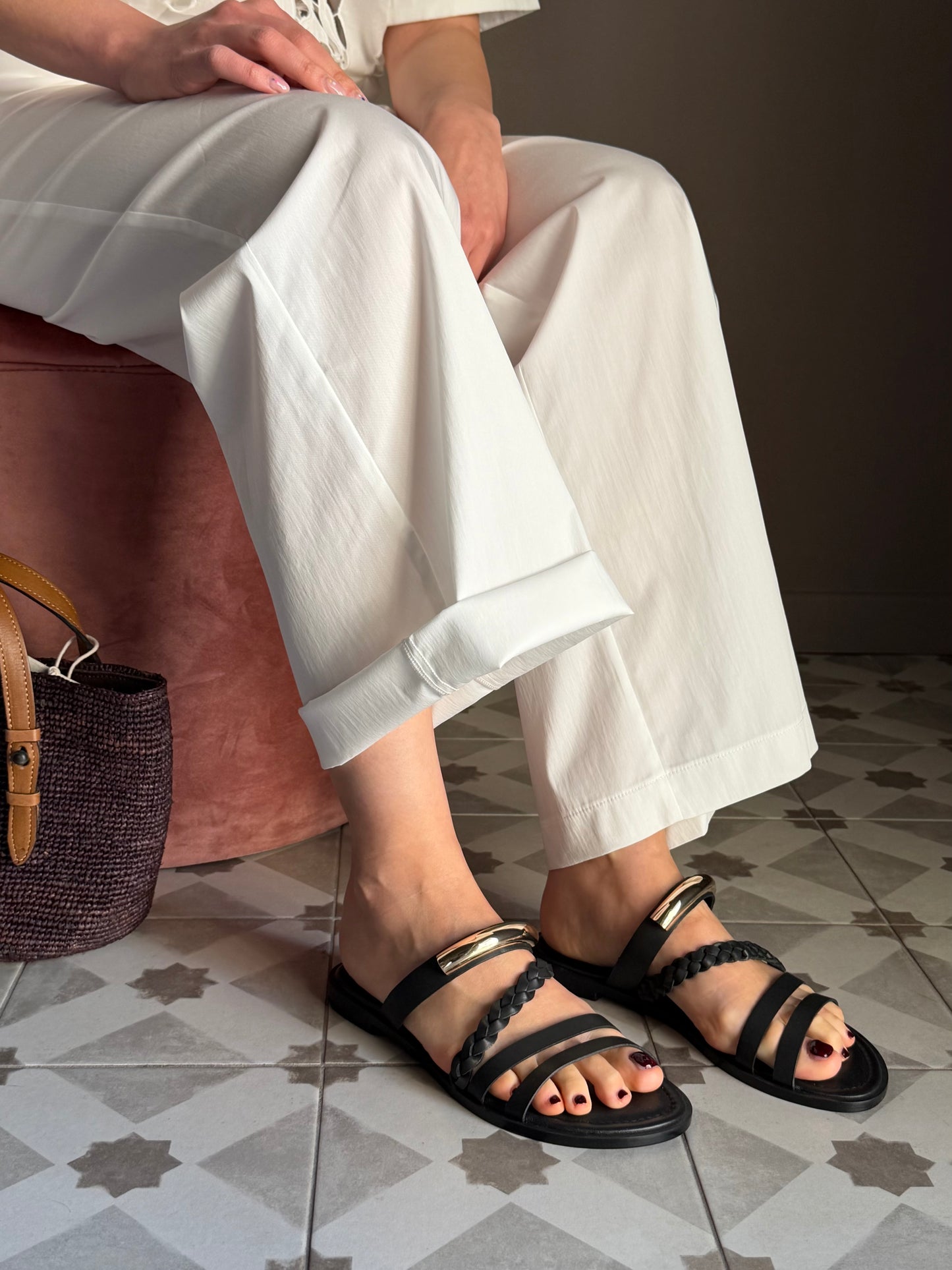 Ciabattina Flat con fettuccia intrecciata e dettaglio gold
