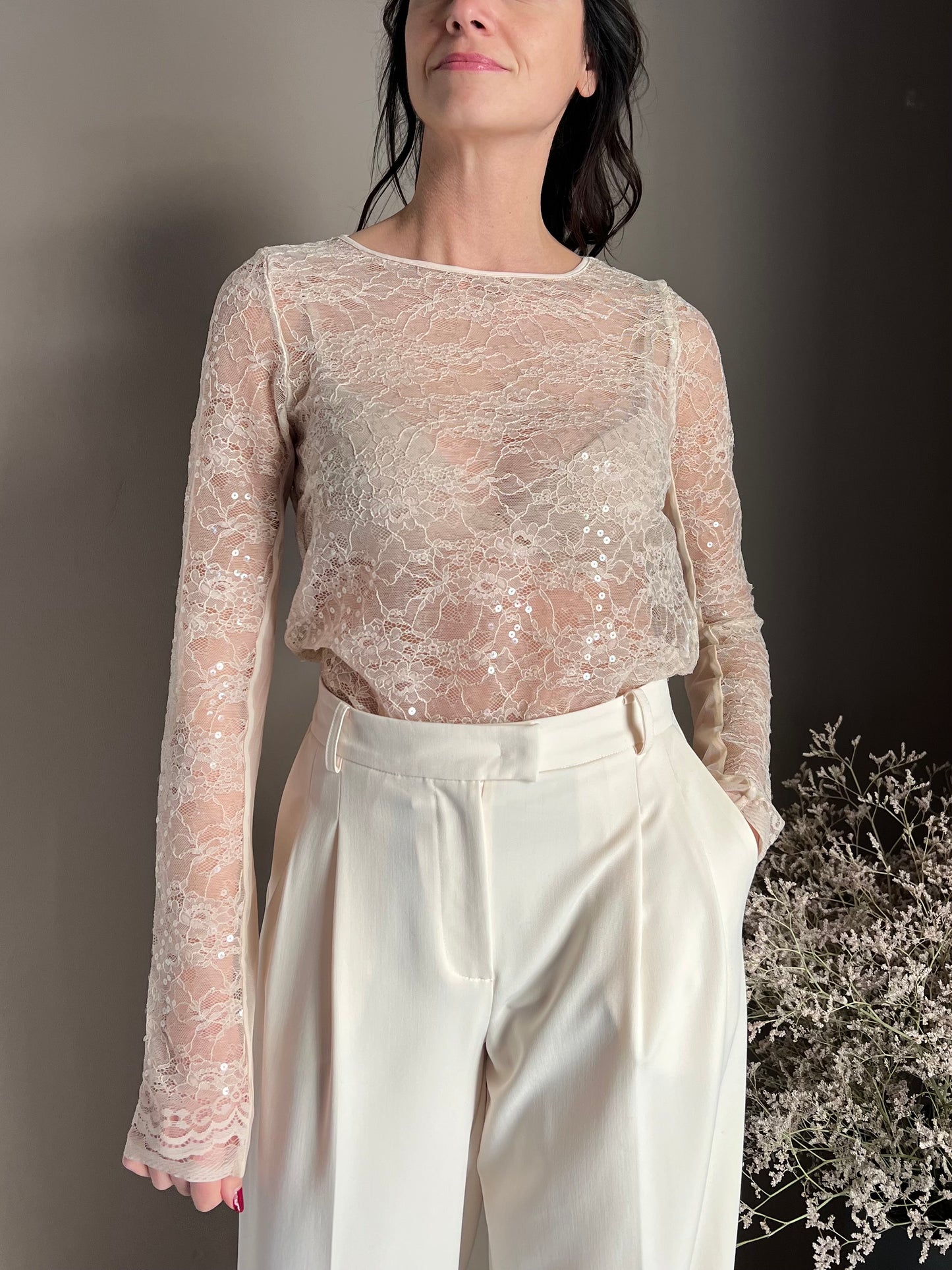 Top a maniche lunghe in pizzo con paillettes