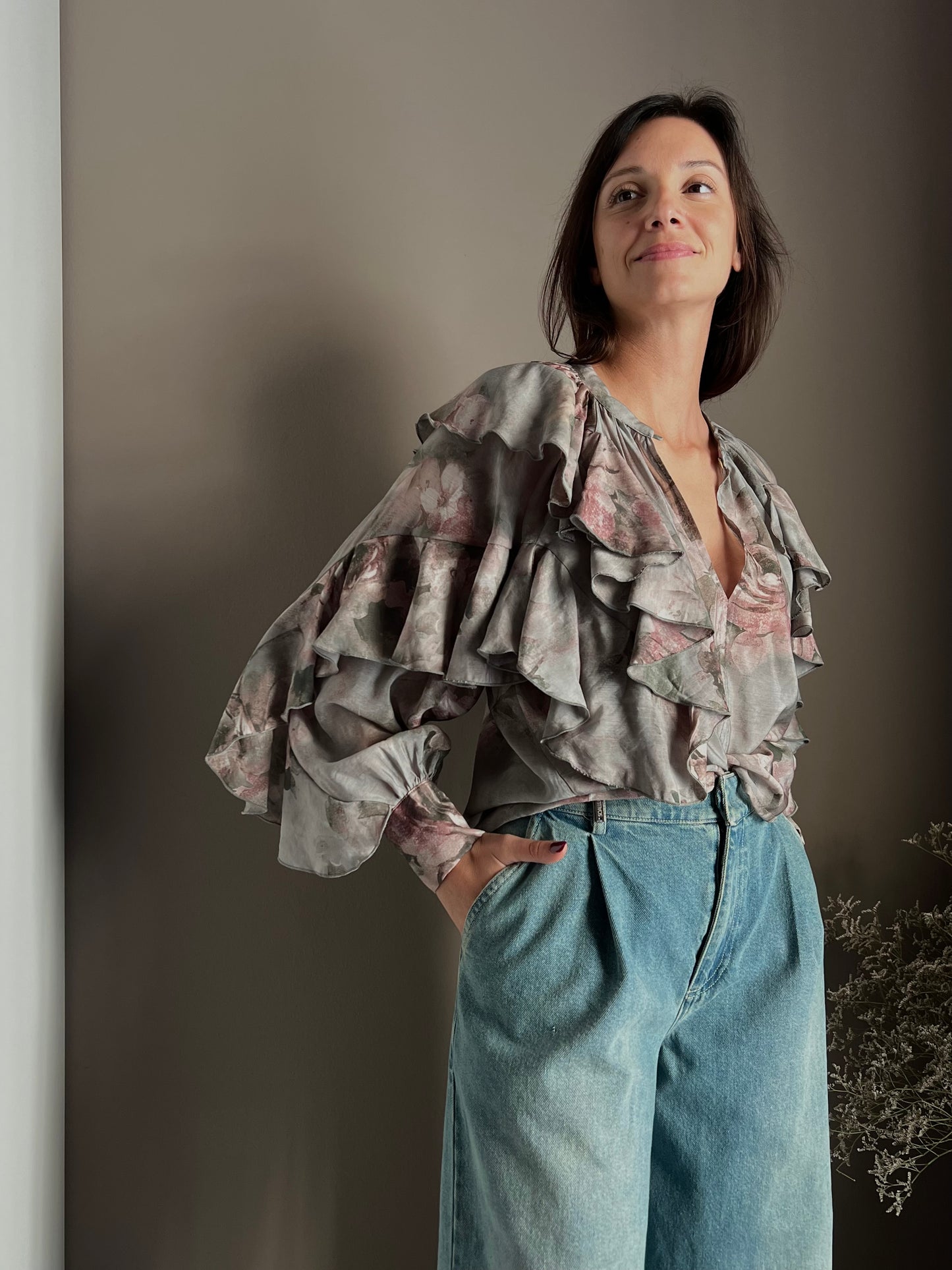 Camicia in fantasia con volant e maniche a sbuffo
