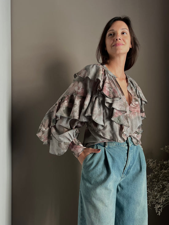 Camicia in fantasia con volant e maniche a sbuffo