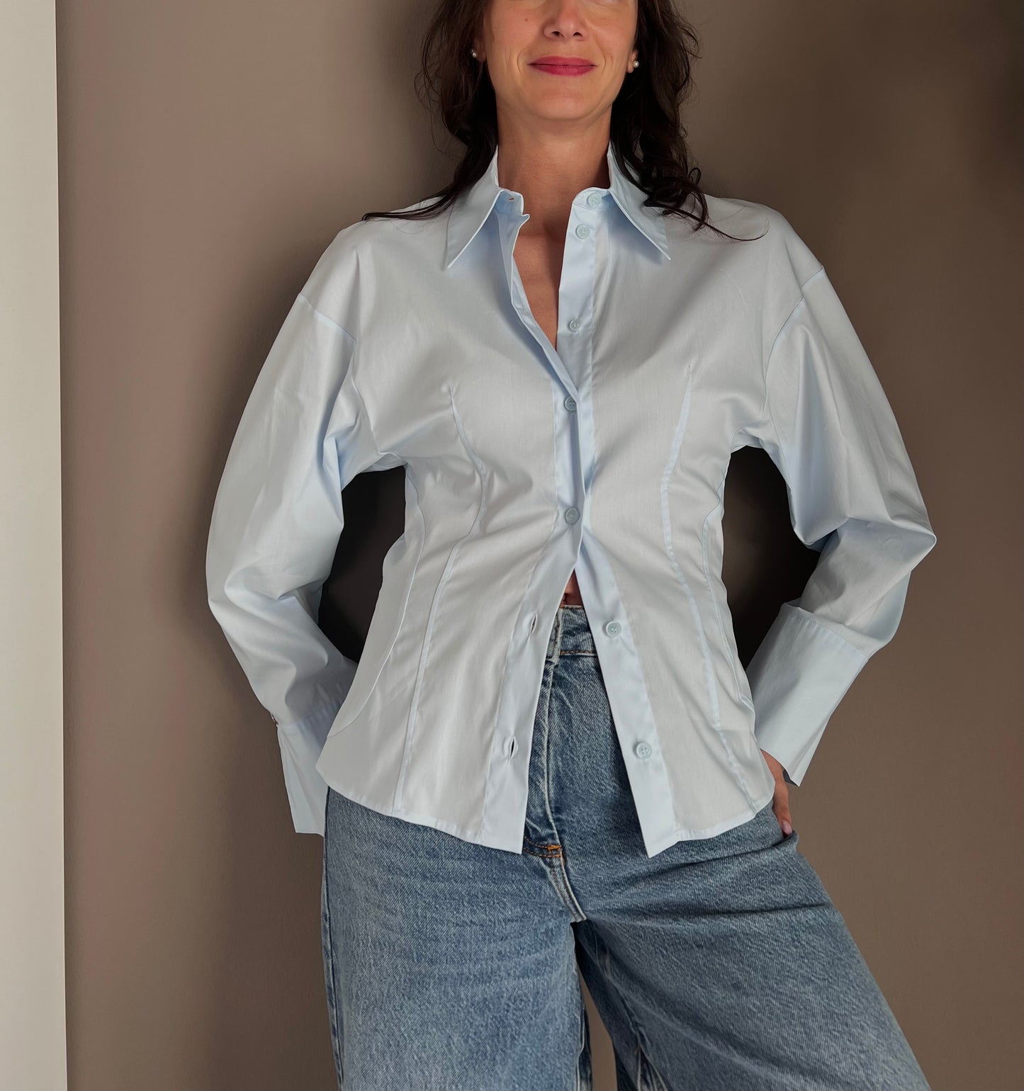 Camicia in cotone con spalla scesa Azzurra