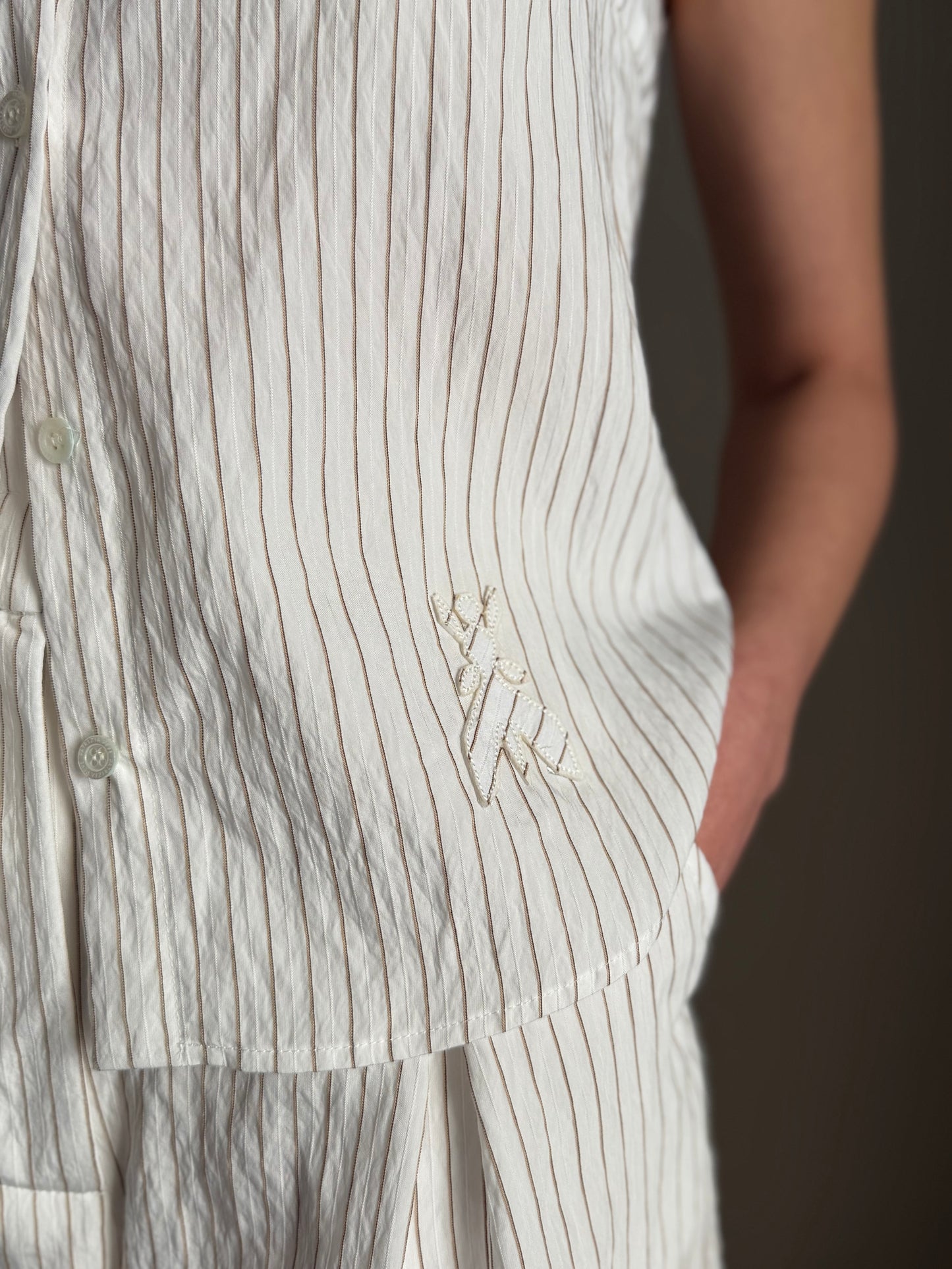 Camicia smanicata in viscosa gessata
