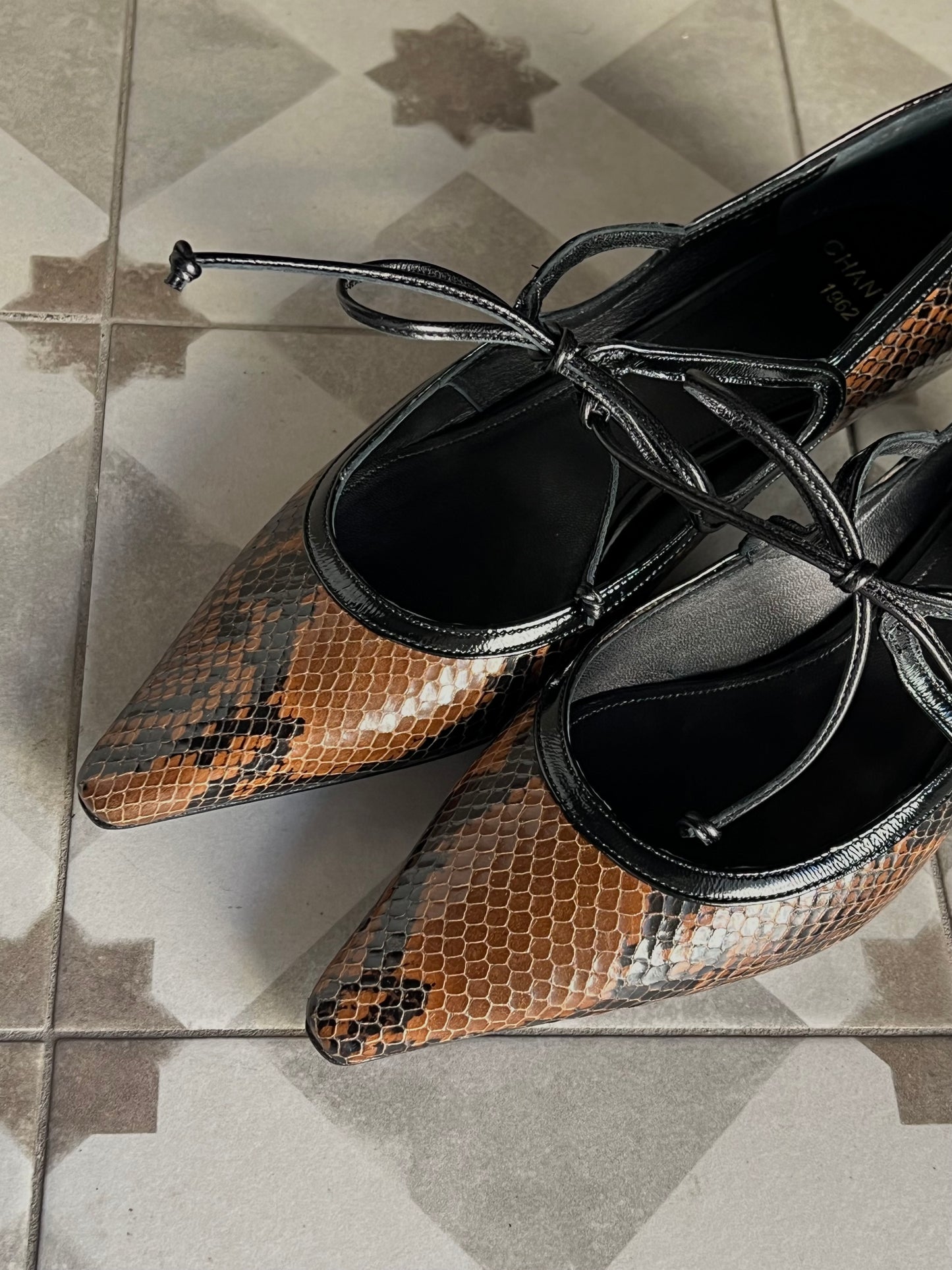 Decolletè Ballet Chic stampa snake