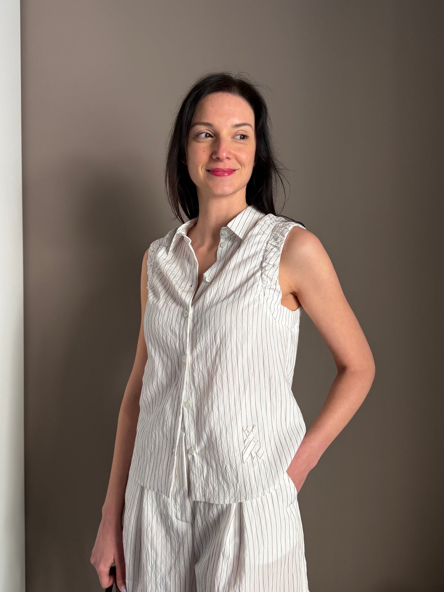 Camicia smanicata in viscosa gessata