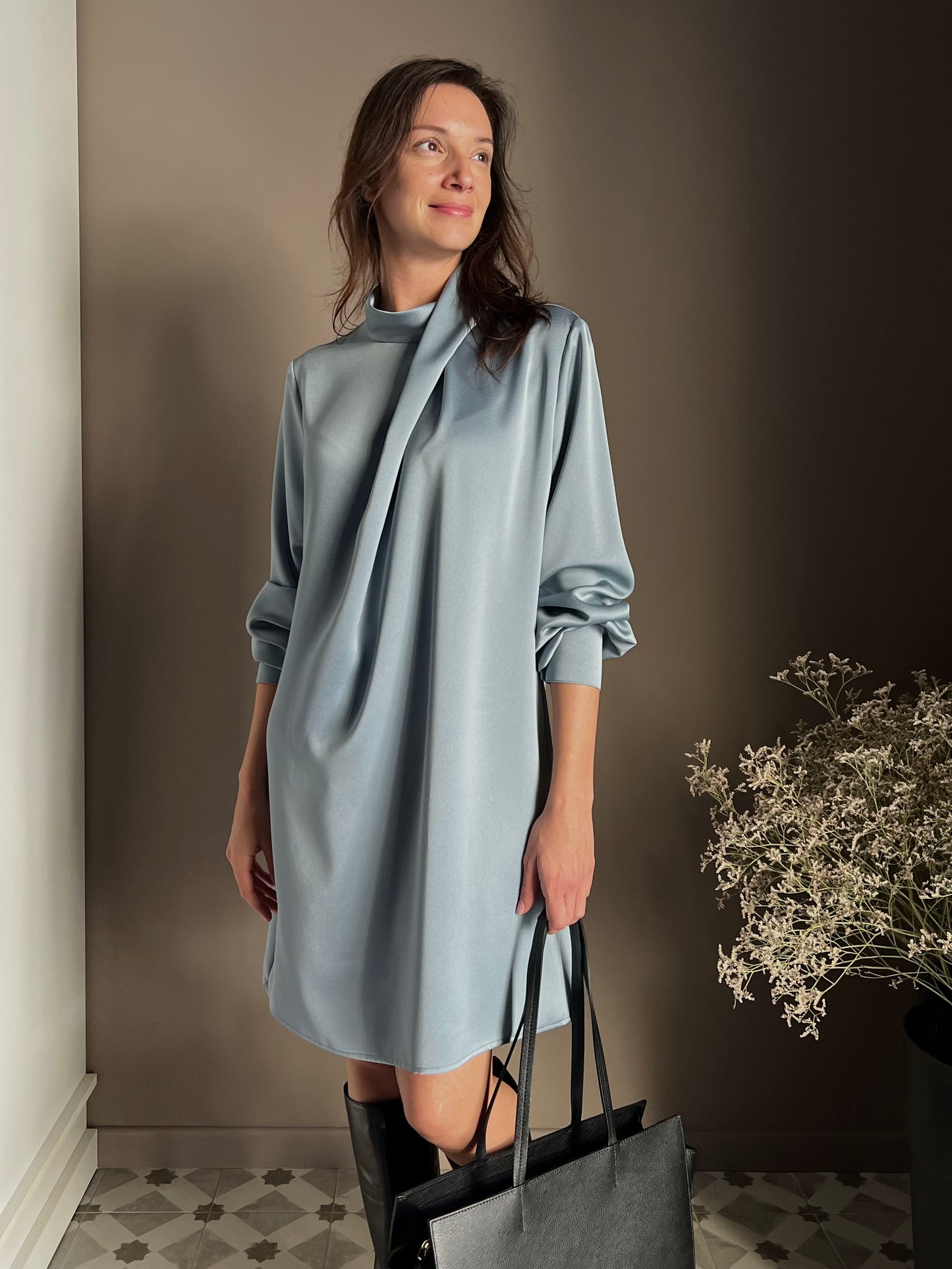 Abito in satin con collo drappeggiato light blu