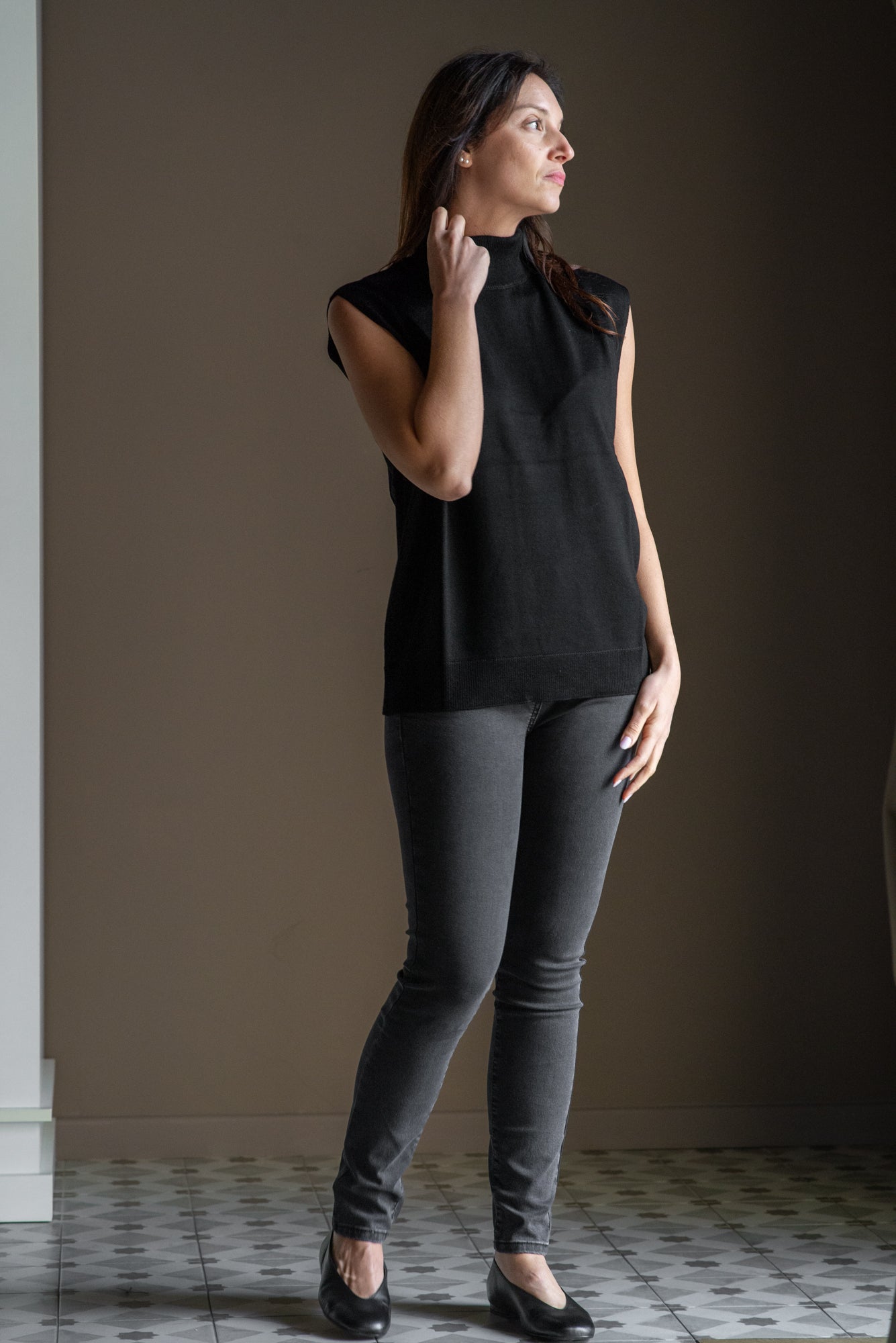 Maglia smanicata in lana nera
