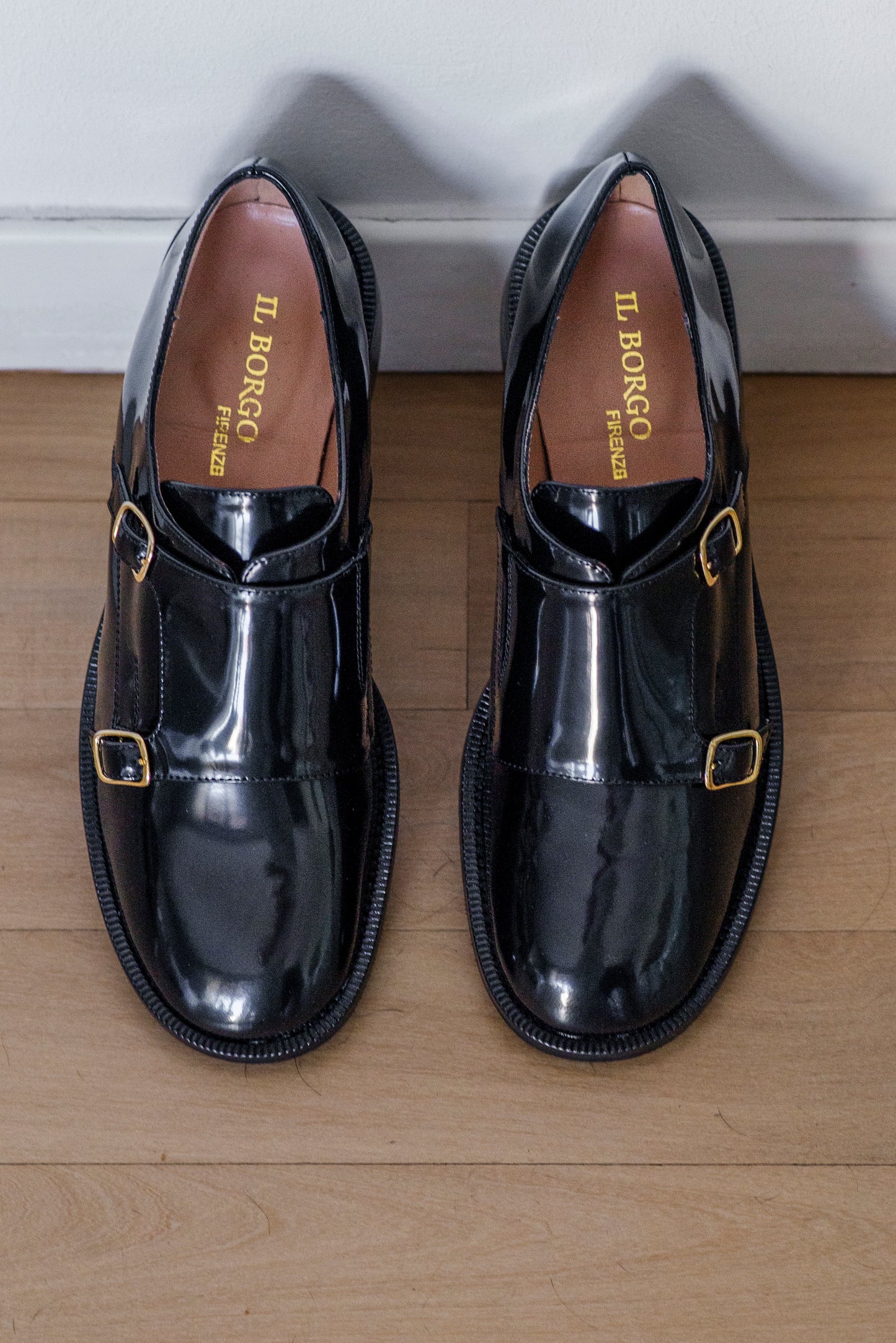 Scarpa con doppia fibbia in pelle abrasivata