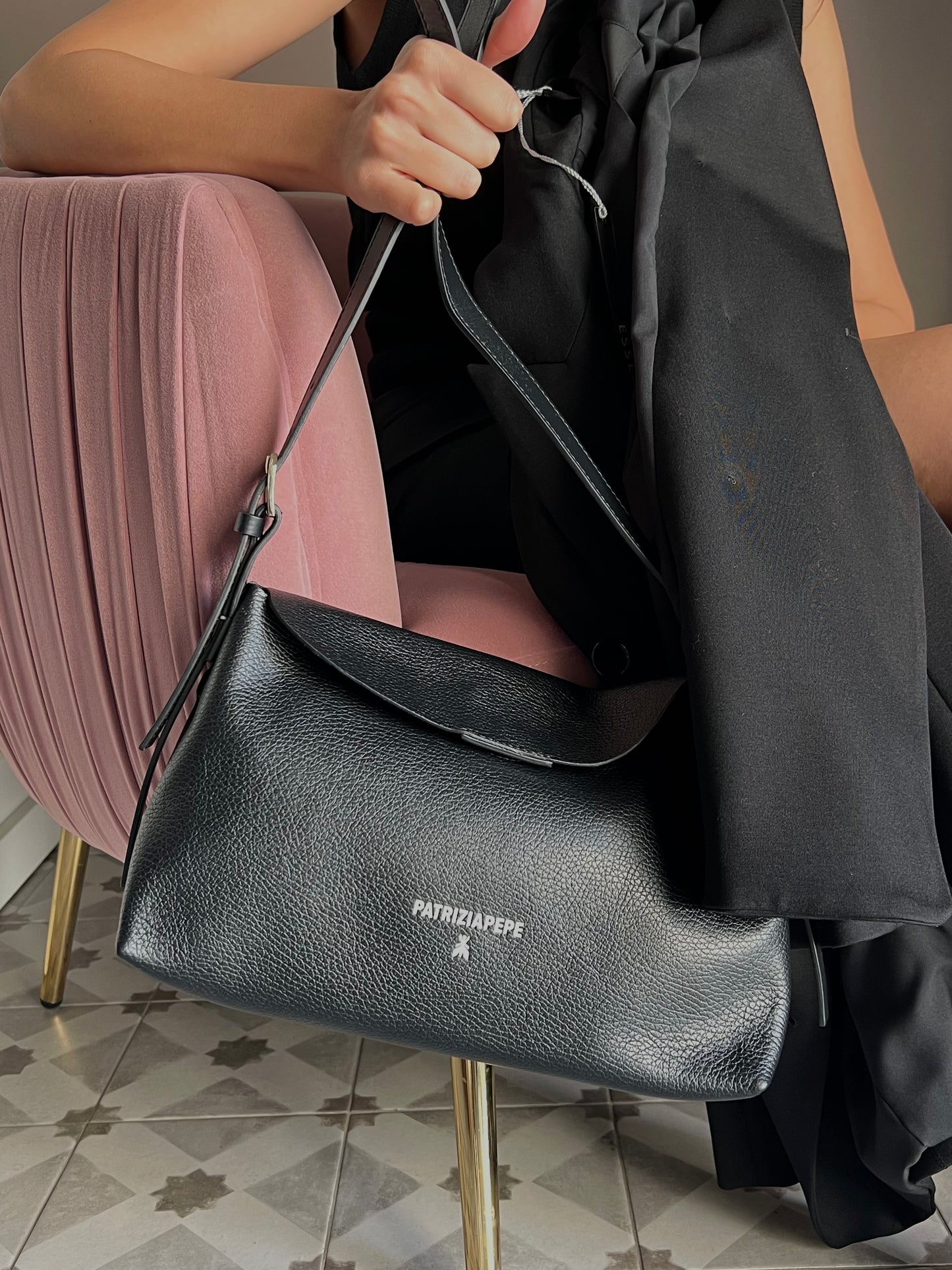 Borsa a tracolla Never Complete in pelle nera