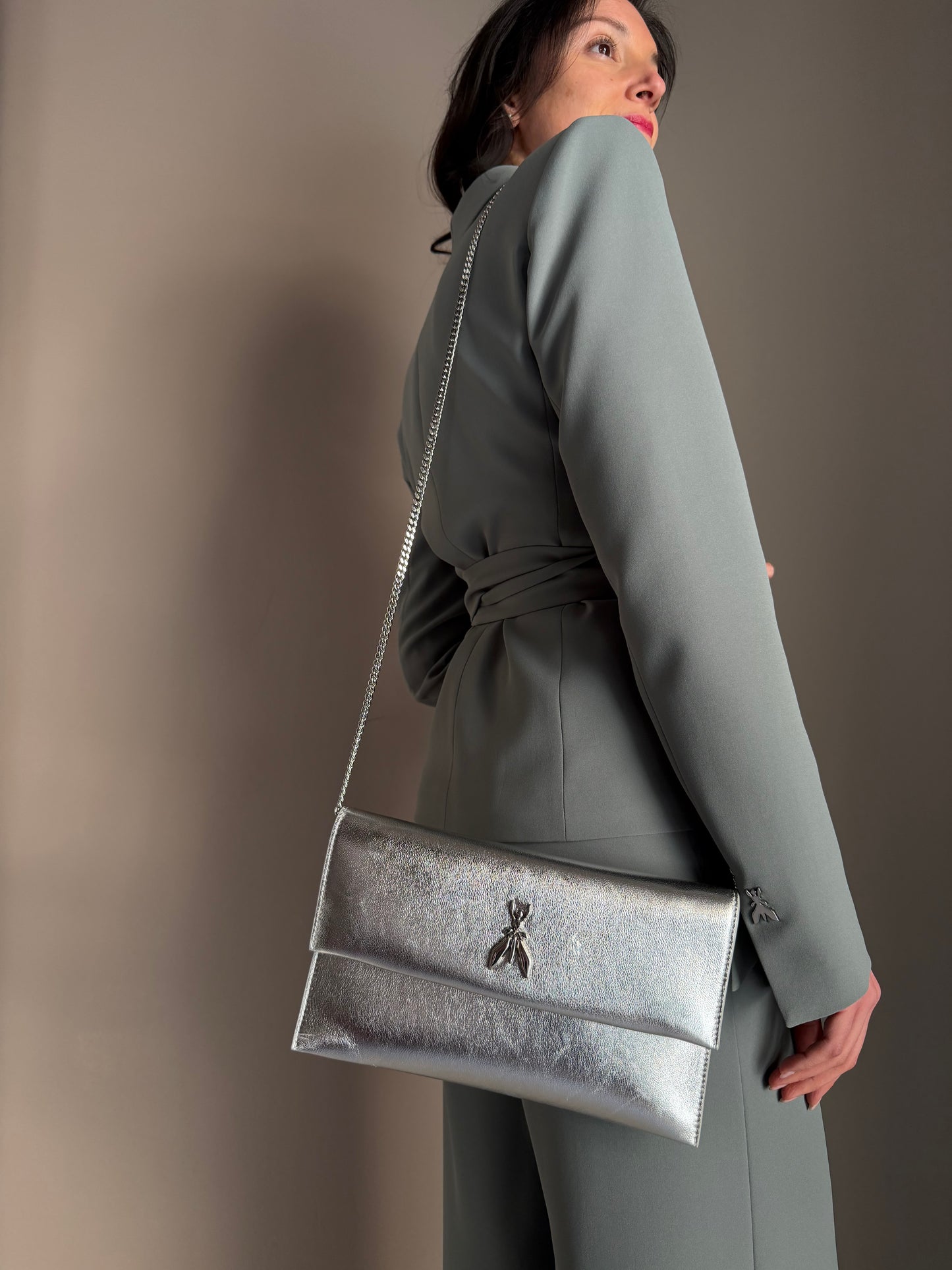 Borsa pochette in pelle laminata silver