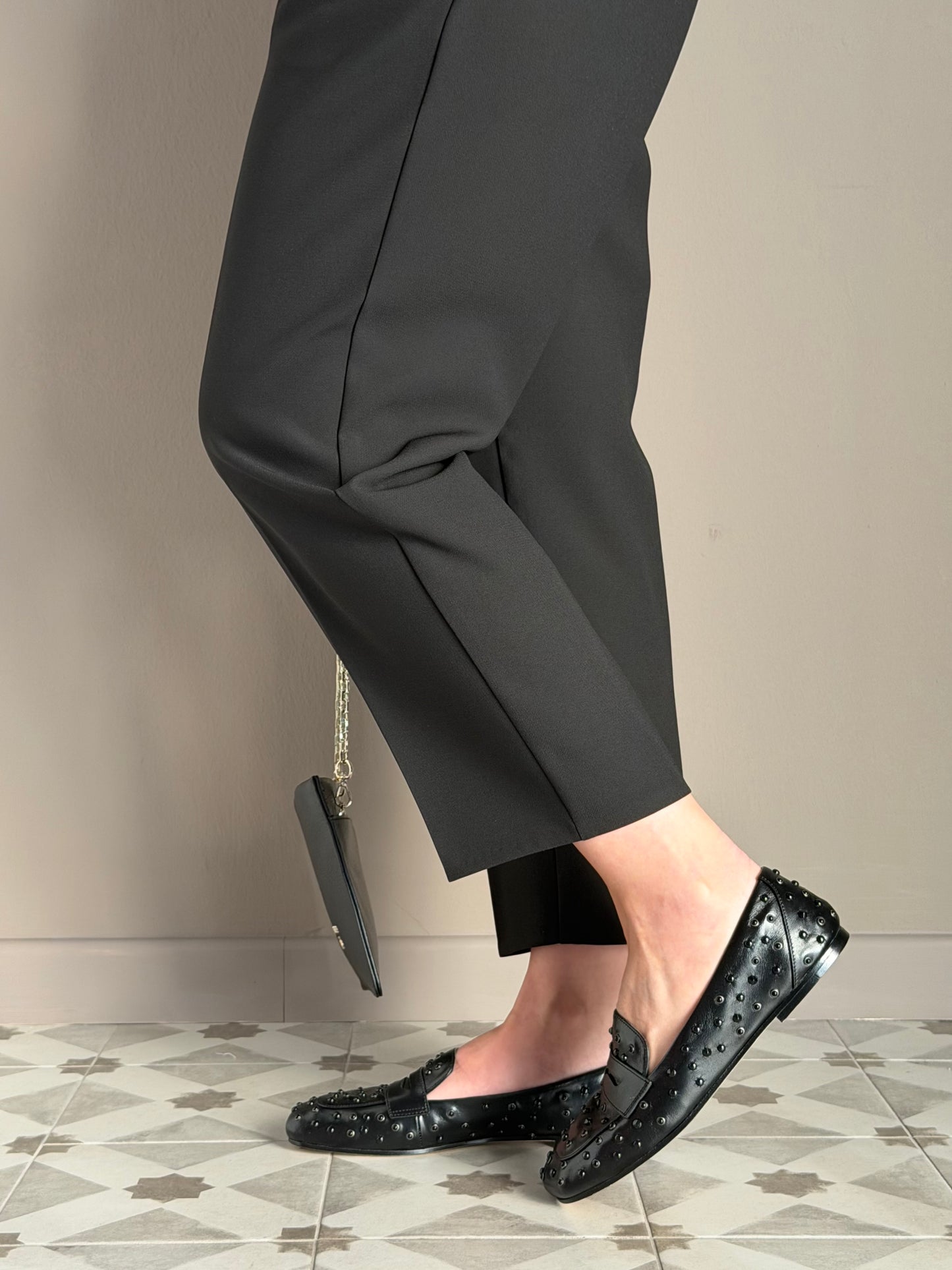 Mocassino in pelle con borchiette in tinta